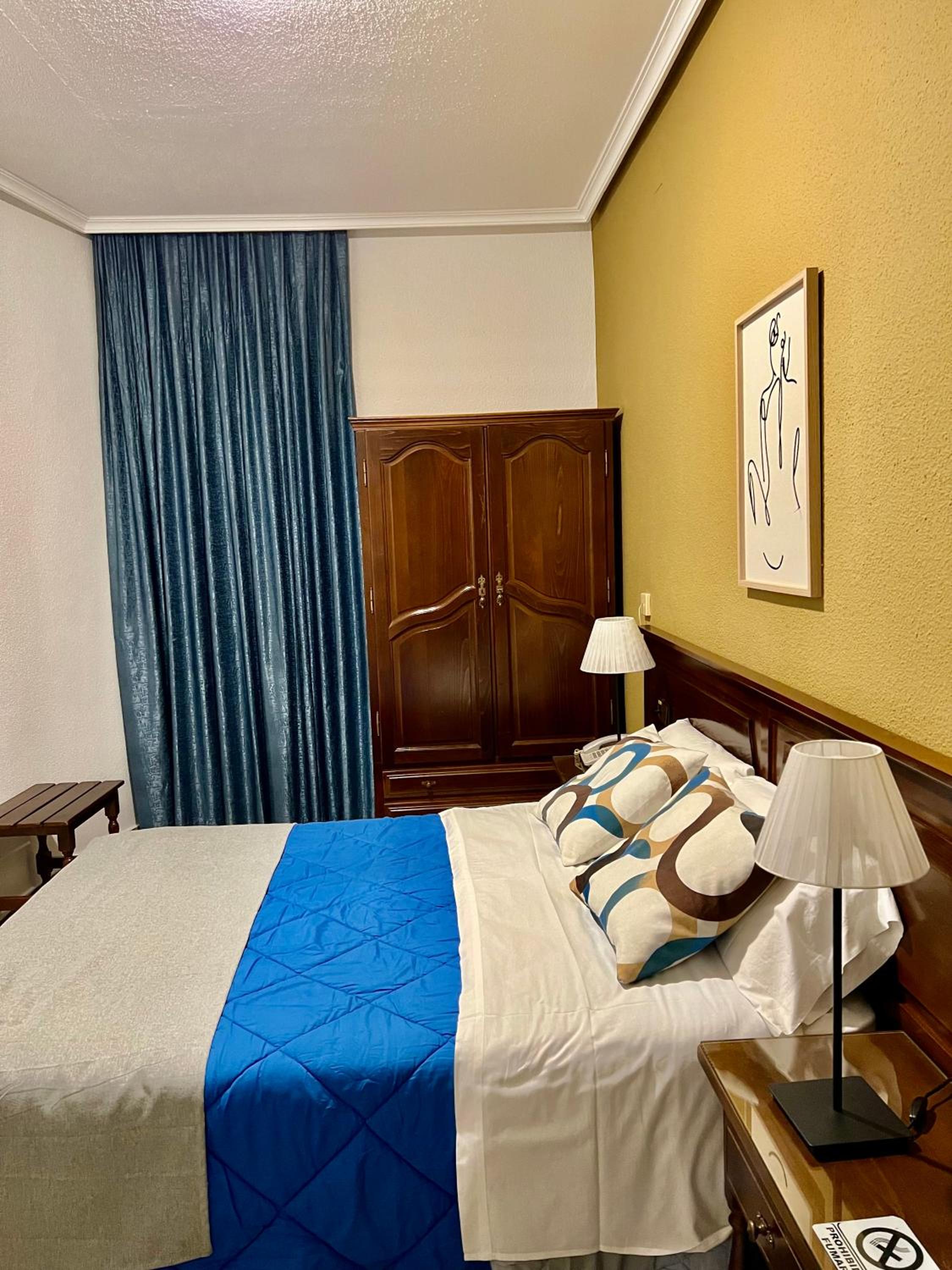 Standard Queen Room - Photo 9