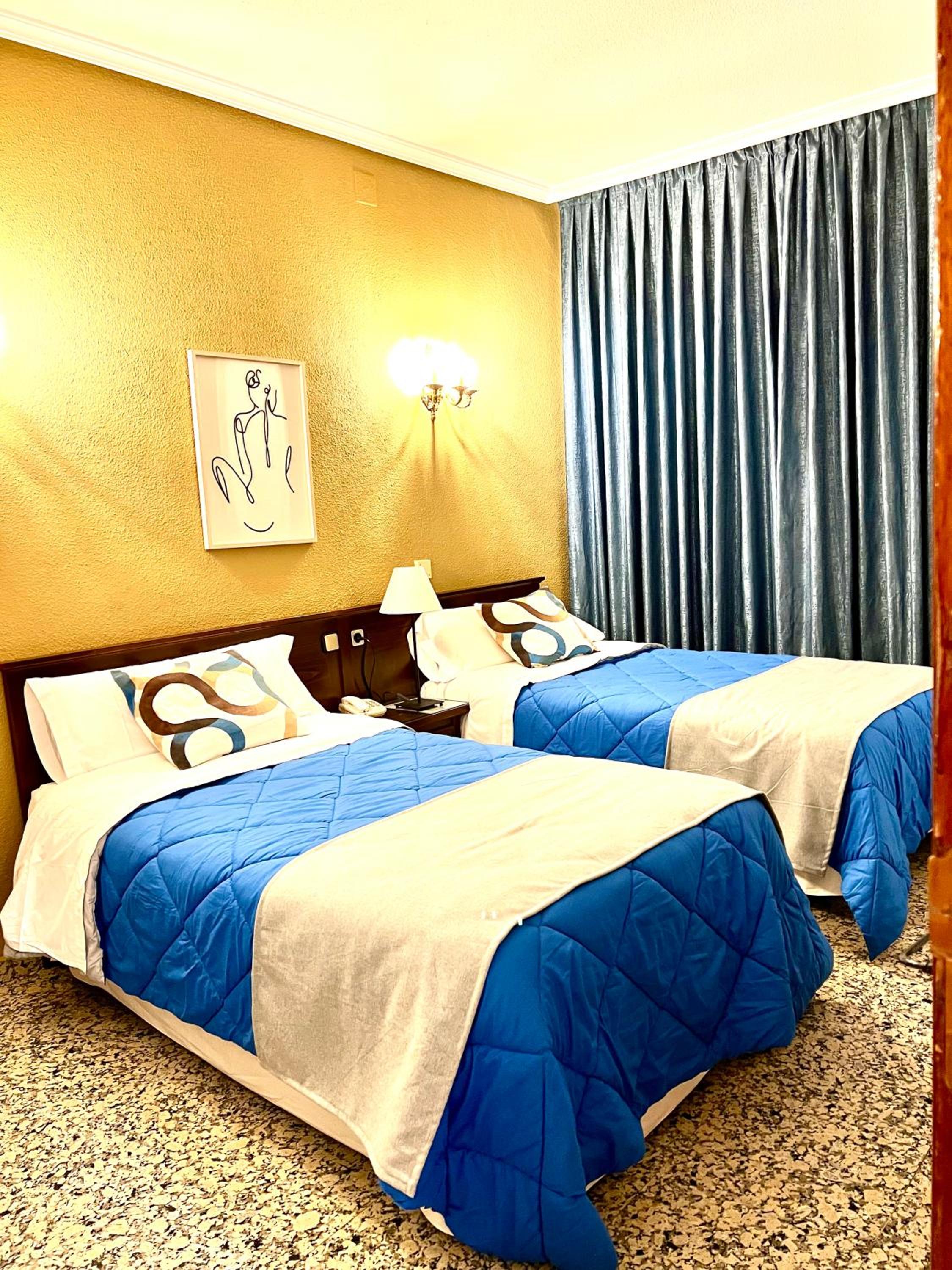 Twin Room with Private Bathroom - Photo 13