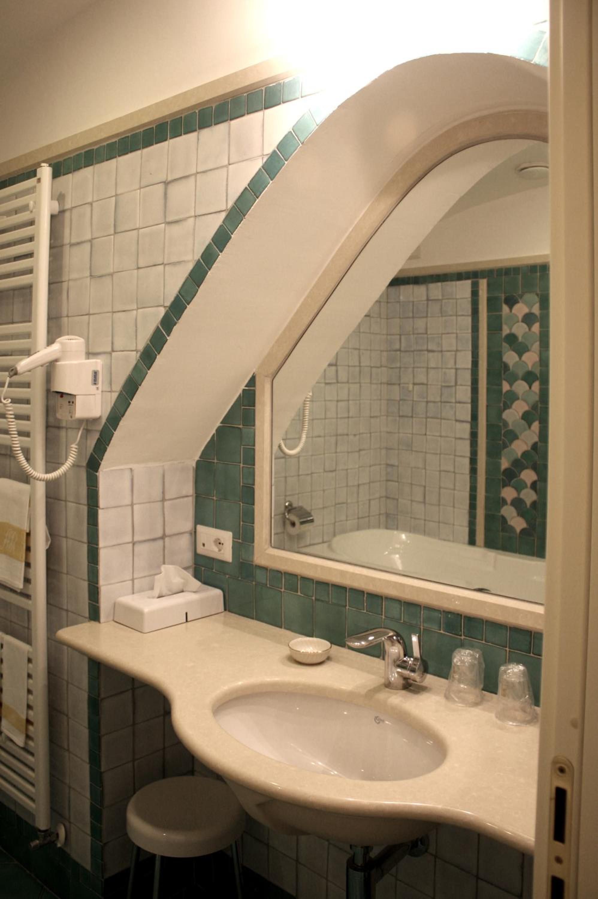 Deluxe Double or Twin Room - Photo 5