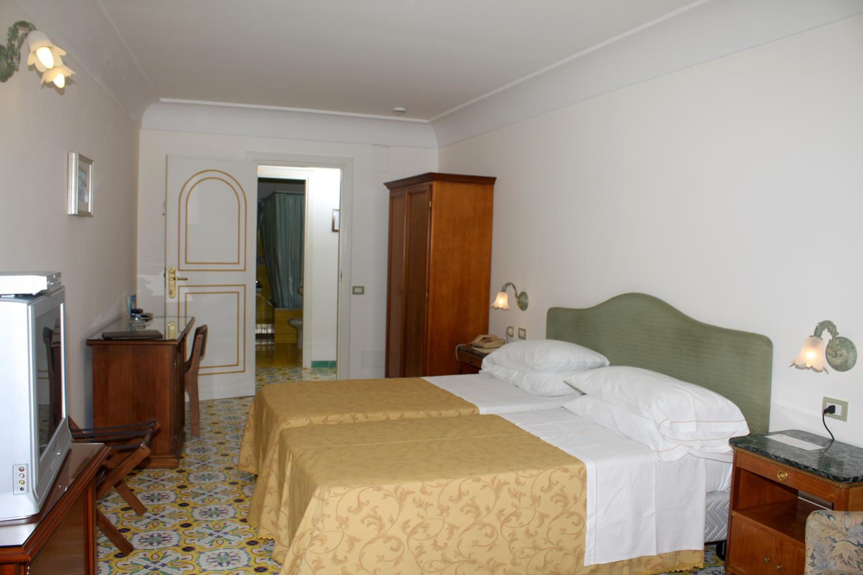 Superior Double Room with Sea View - Photo 3