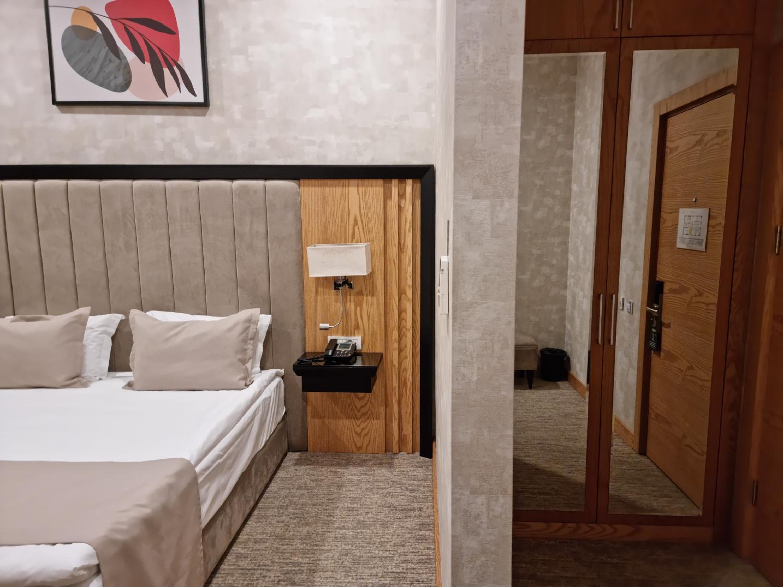 Standard Double Room - Photo 12