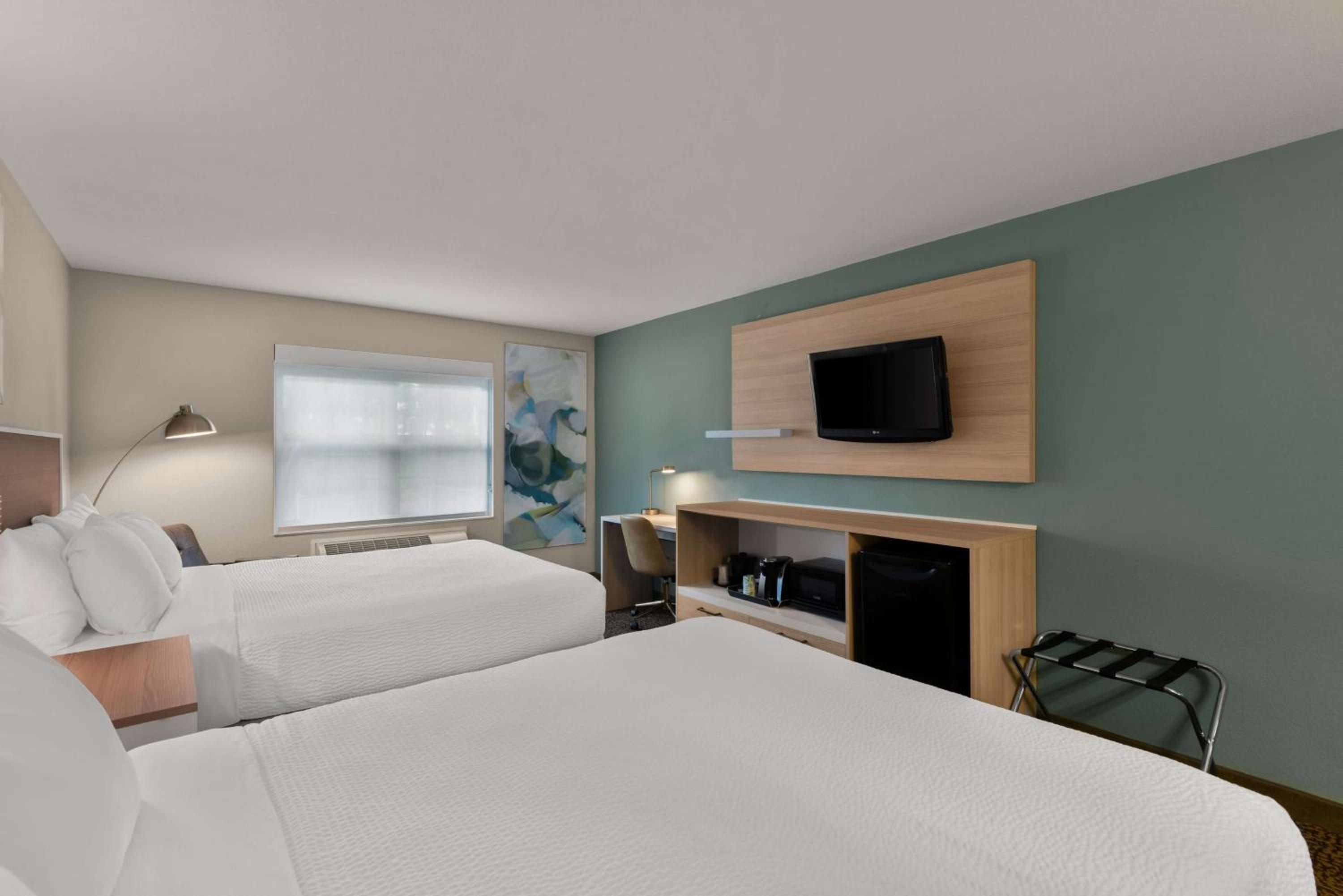 Queen Room with Two Queen Beds - Non-Smoking - Photo 4