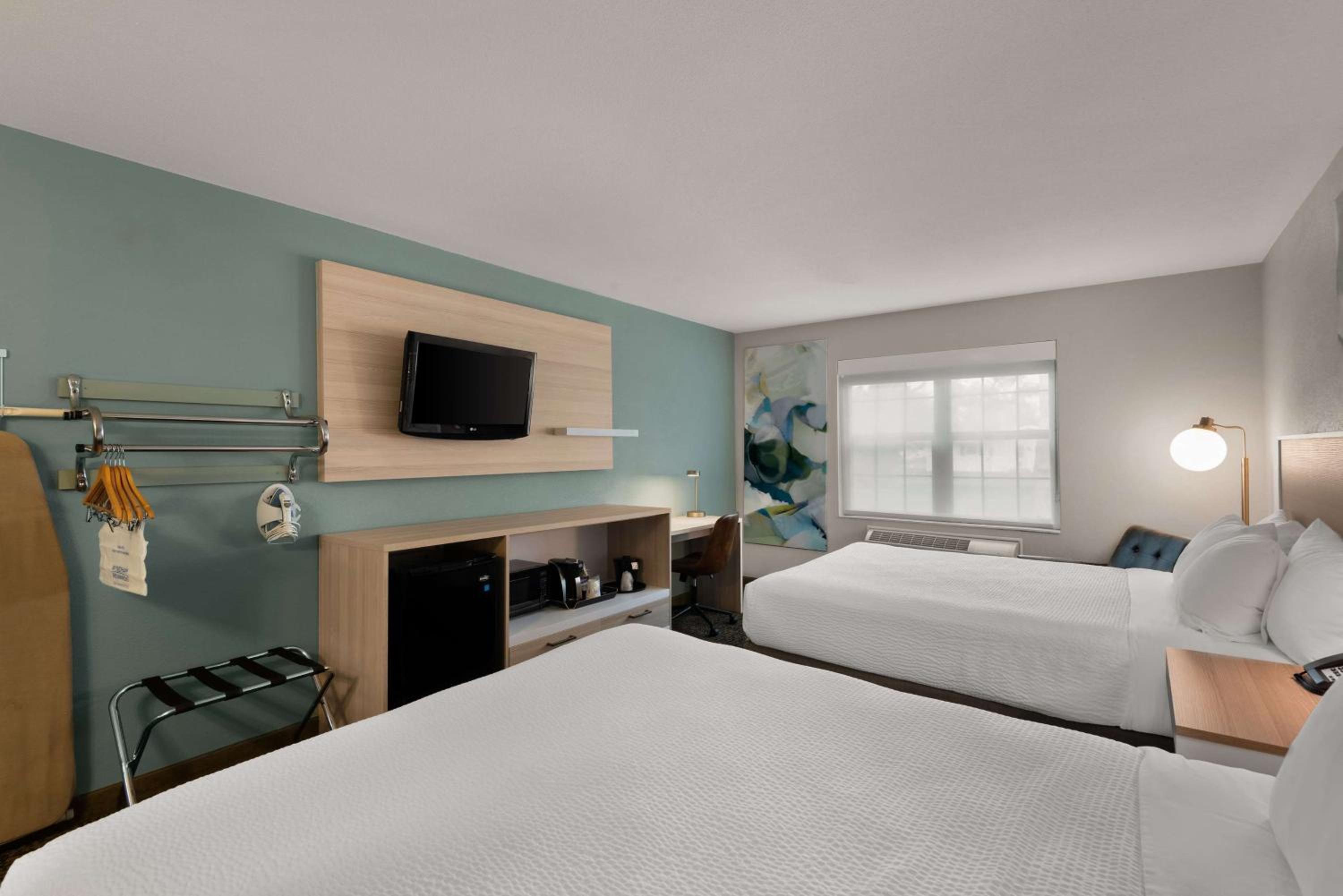 Queen Room with Two Queen Beds - Mobility Access/Non-Smoking photo 2