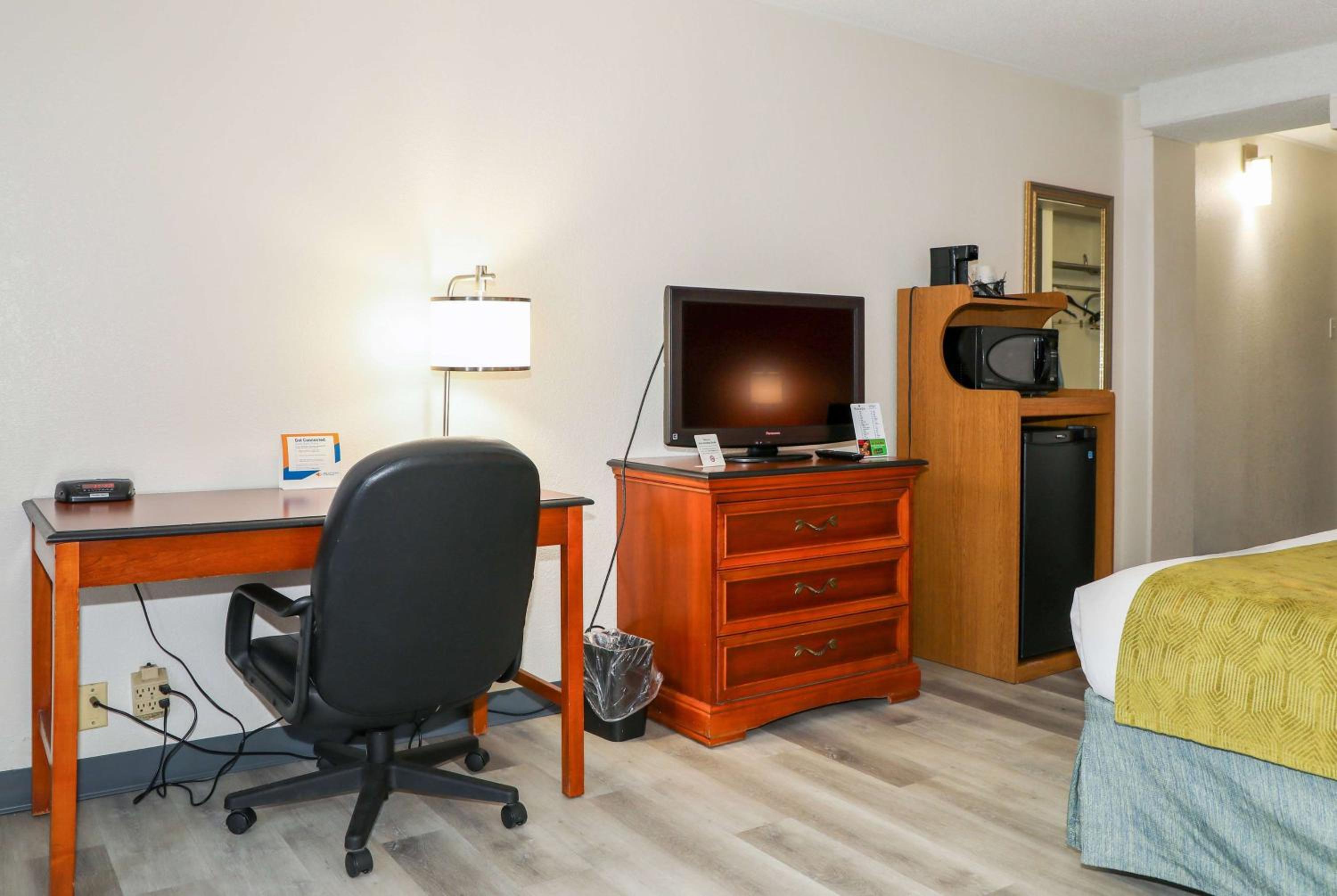 King Room - Non-Smoking - Photo 1