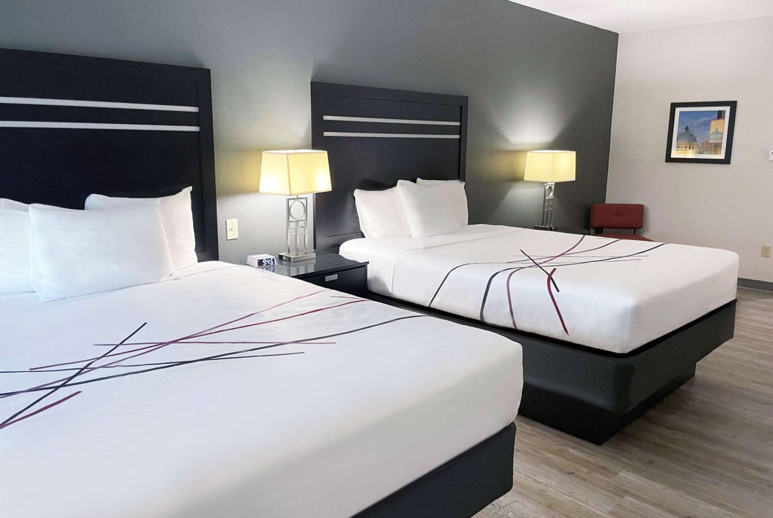Queen Room with Two Queen Beds - Non-Smoking - Photo 1
