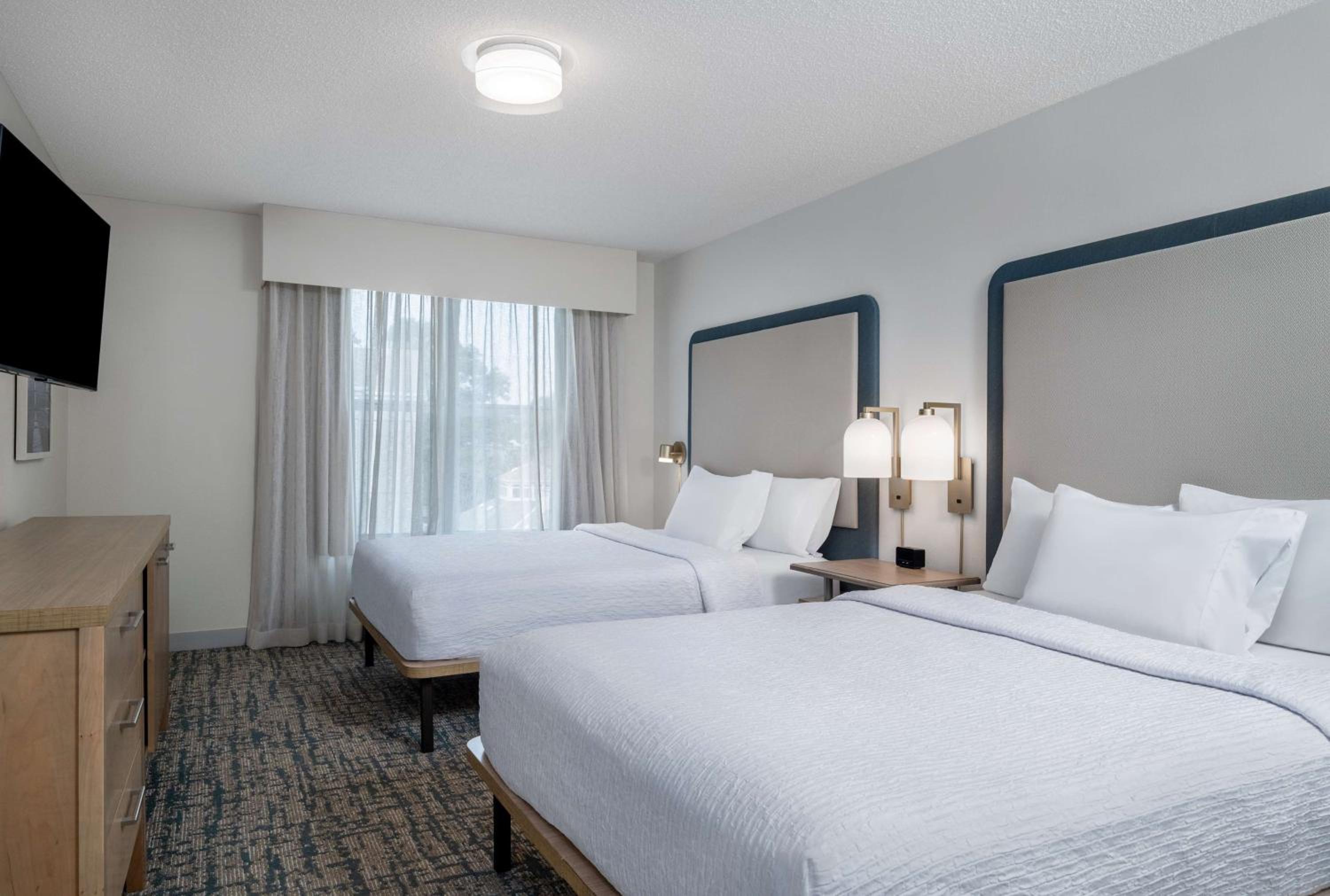 Two Bedroom Suite with One King and Two Queen Beds - Non-Smoking - Photo 1