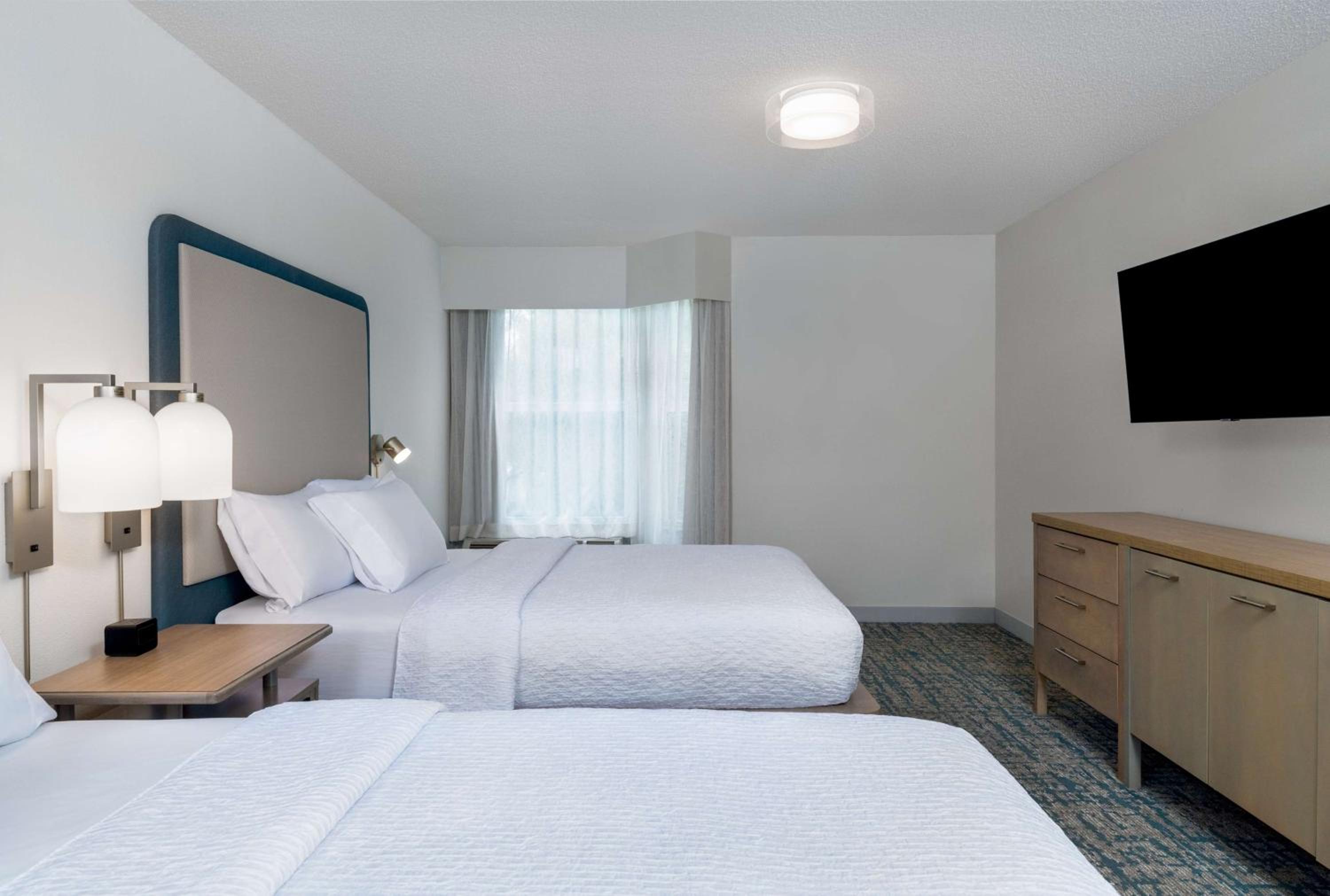 Two Bedroom Suite with One King and Two Queen Beds - Non-Smoking - Photo 7