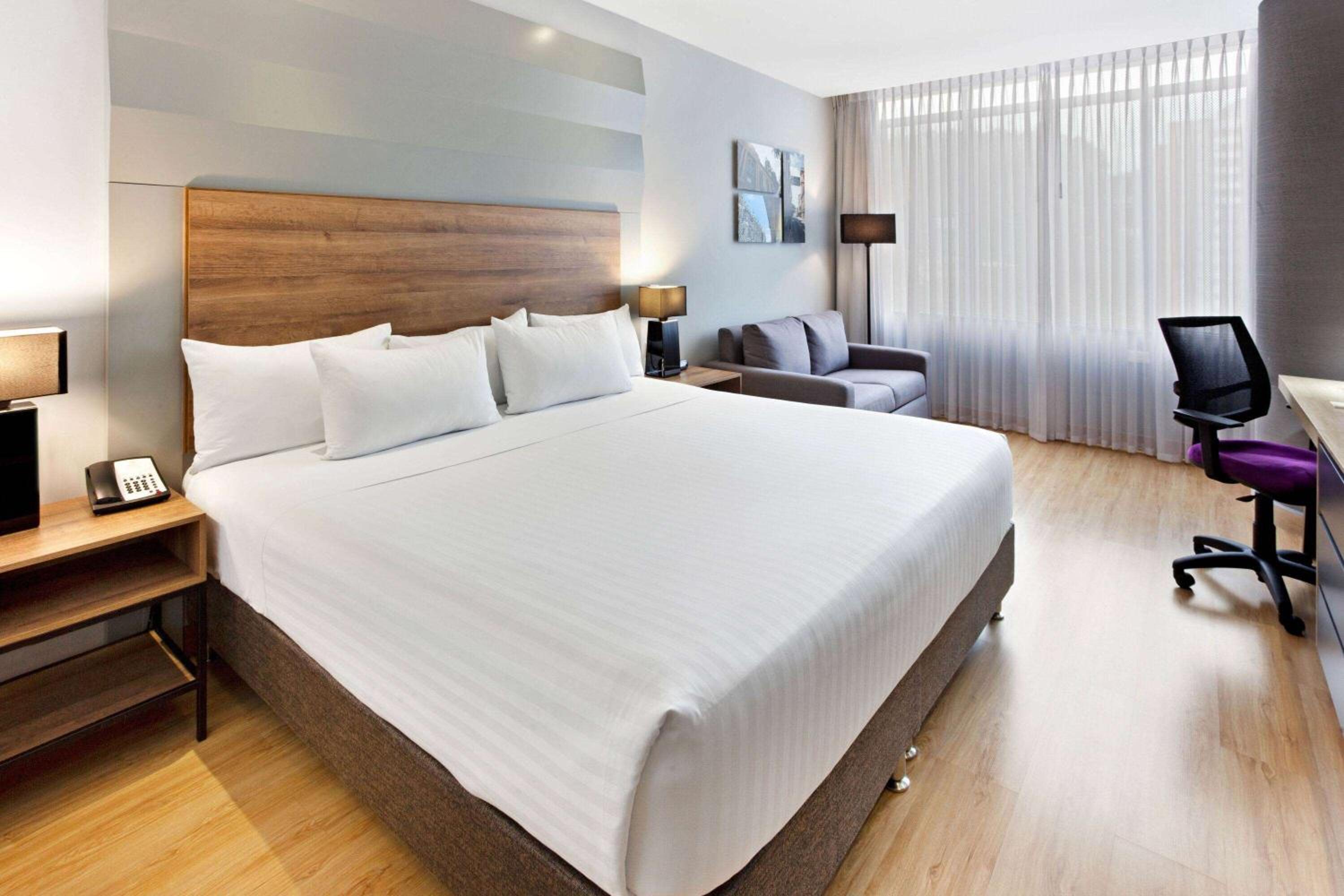 King Room with Sofa Bed - Non-Smoking photo 2