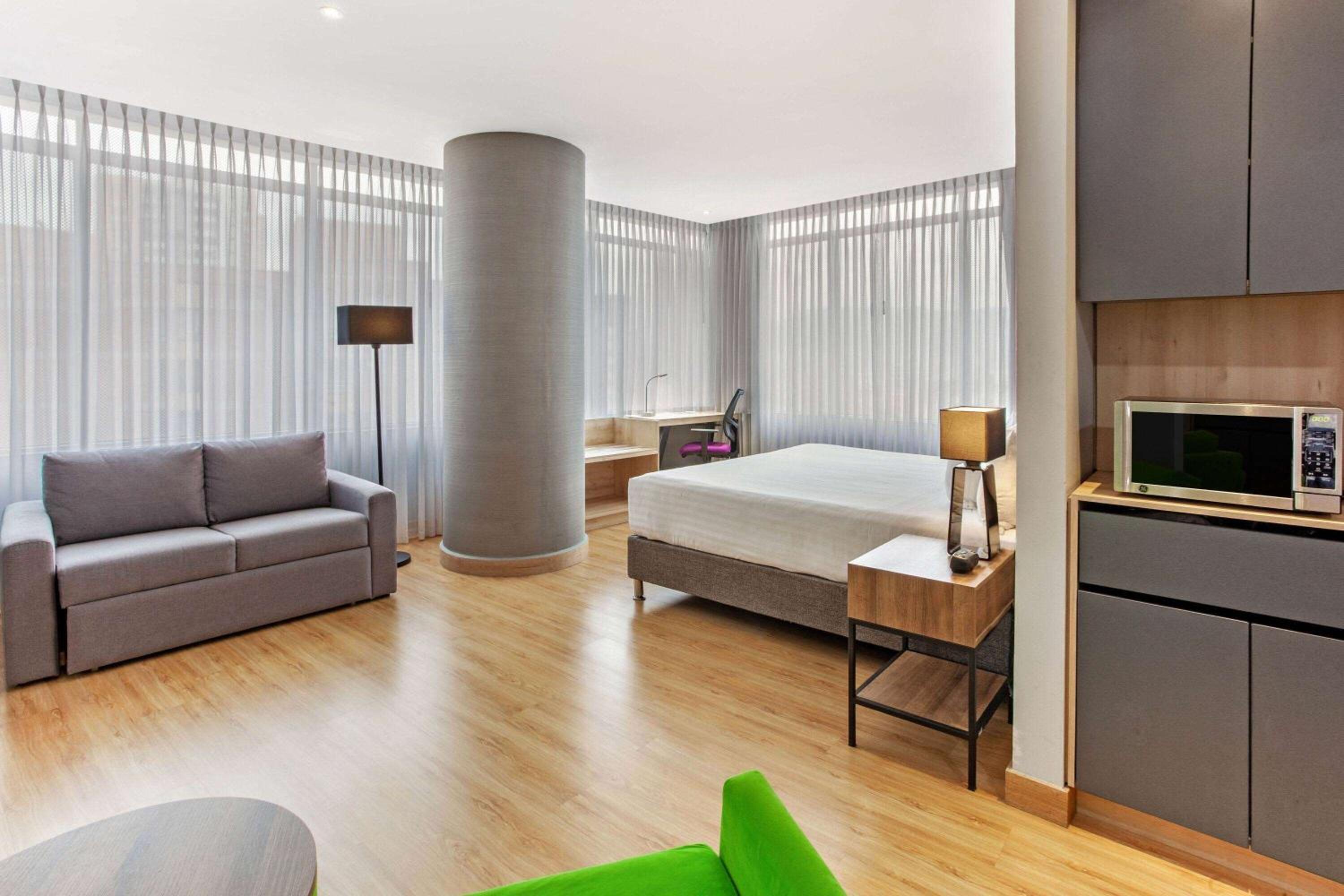 King Room with Sofa Bed - Non-Smoking photo 3