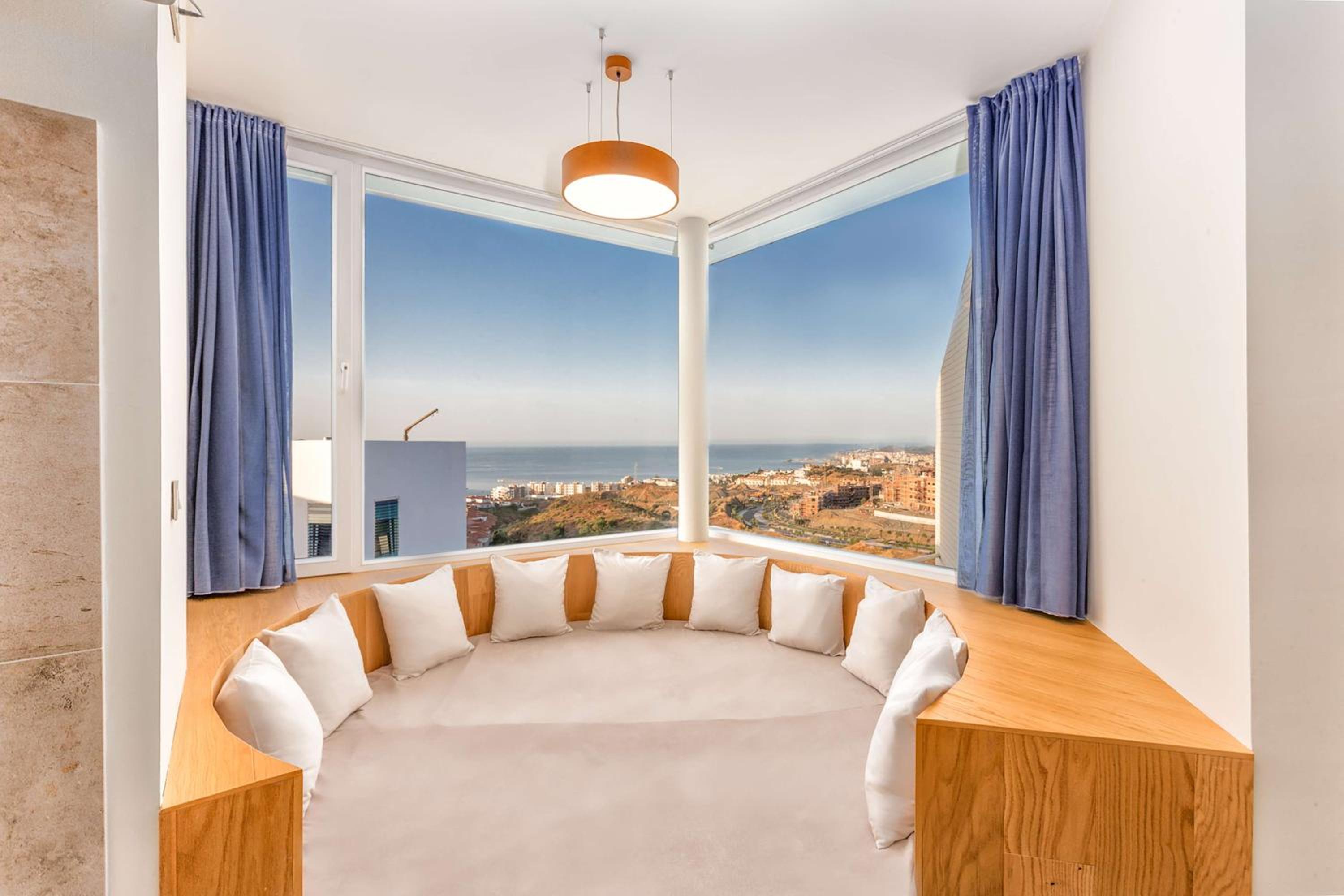 Panoramic King Suite with Sea View - Photo 2