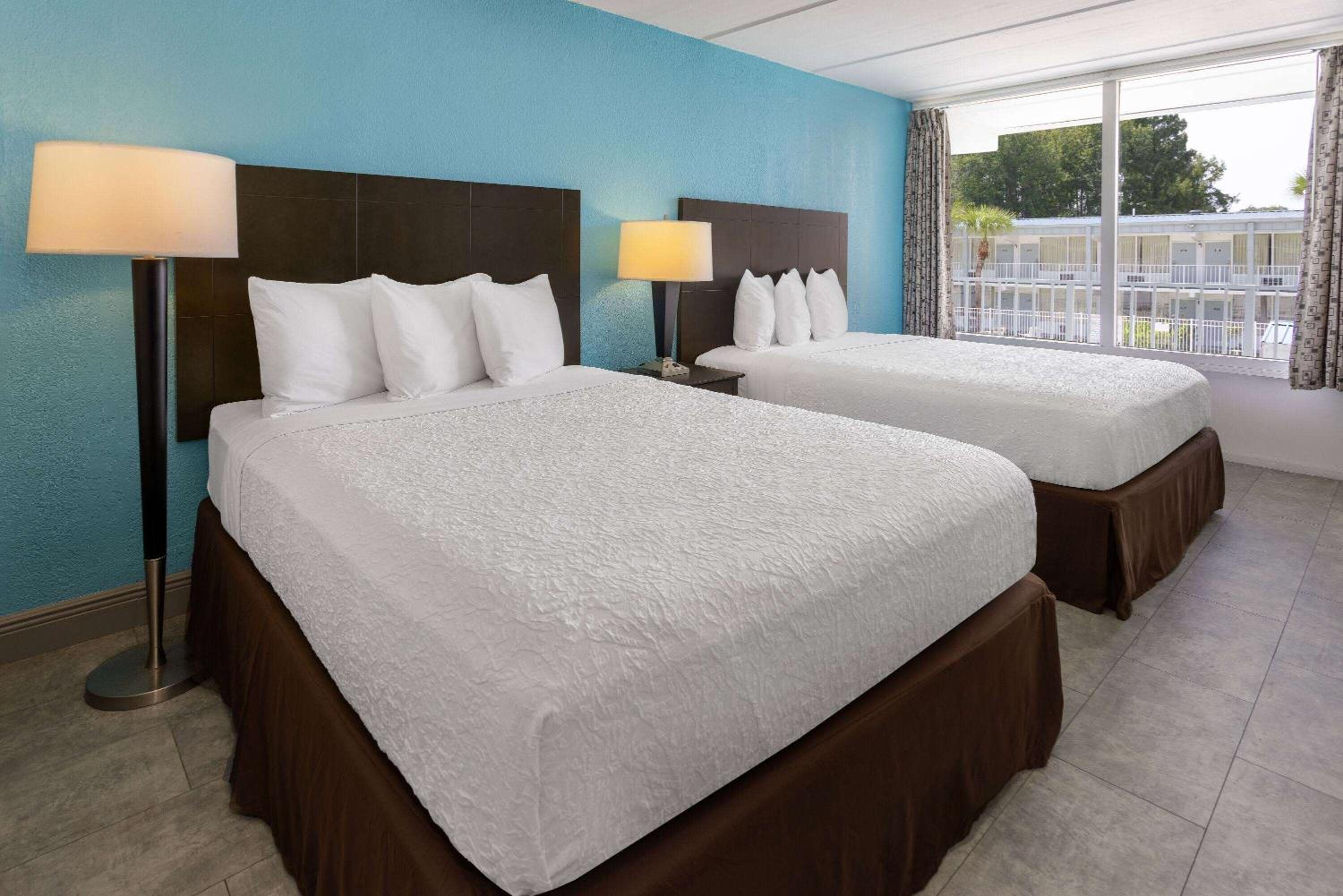 Queen Room with Two Queen Beds - Non-Smoking - Photo 6