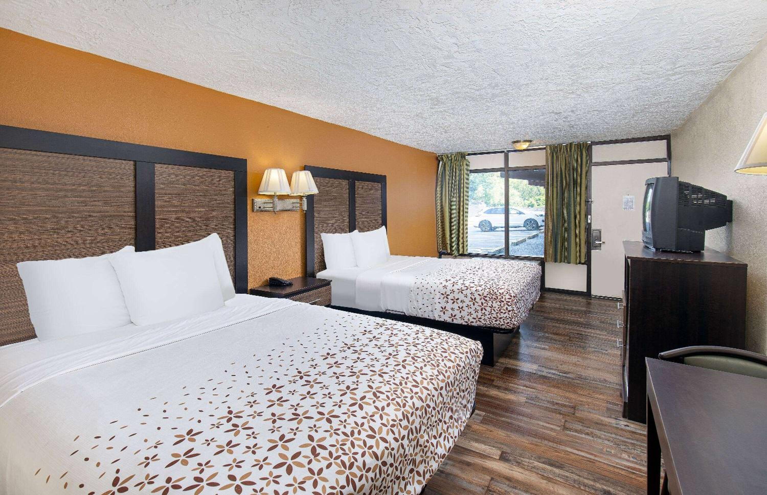 Queen Room with Two Queen Beds - Non-Smoking photo 1