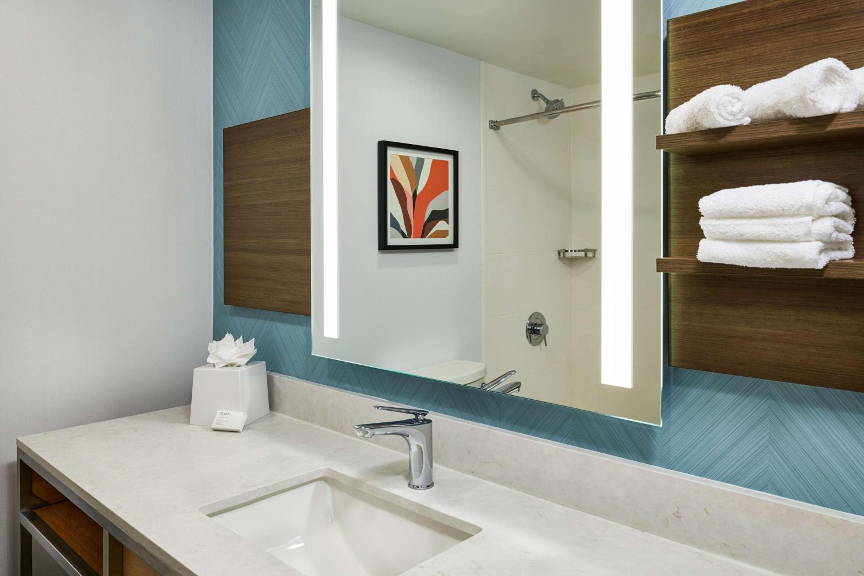 Queen Room with Two Queen Beds - Photo 7