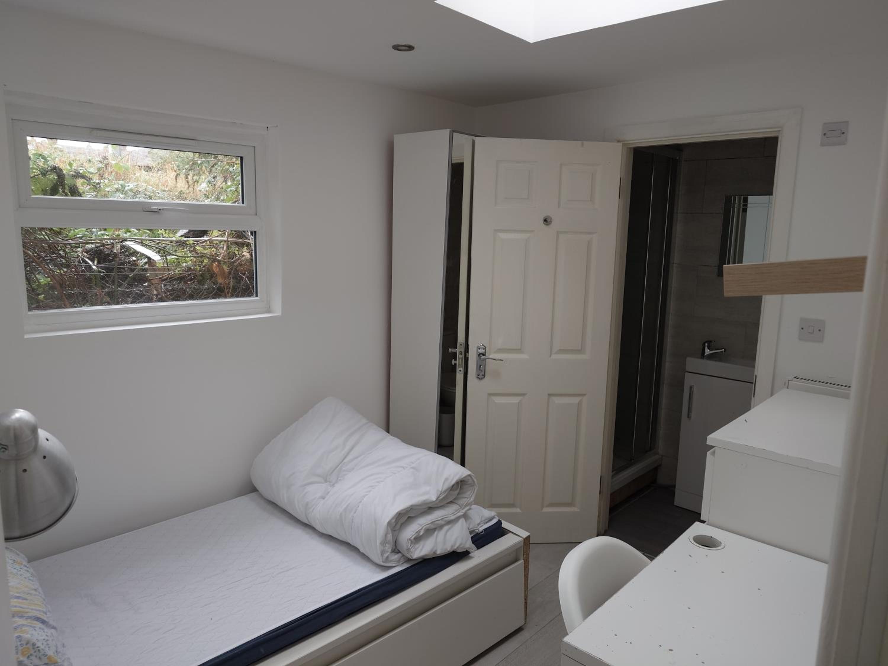Single Room with Private Bathroom photo 1