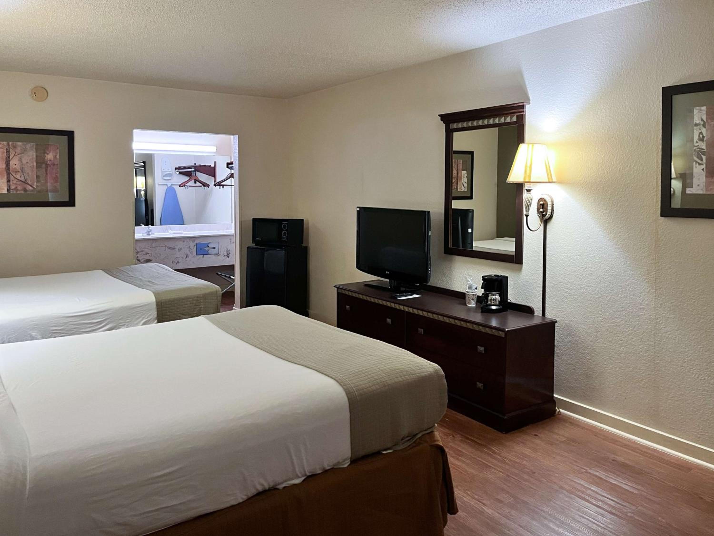 Queen Room with Two Queen Beds - Disability Access - Non-Smoking - Photo 1