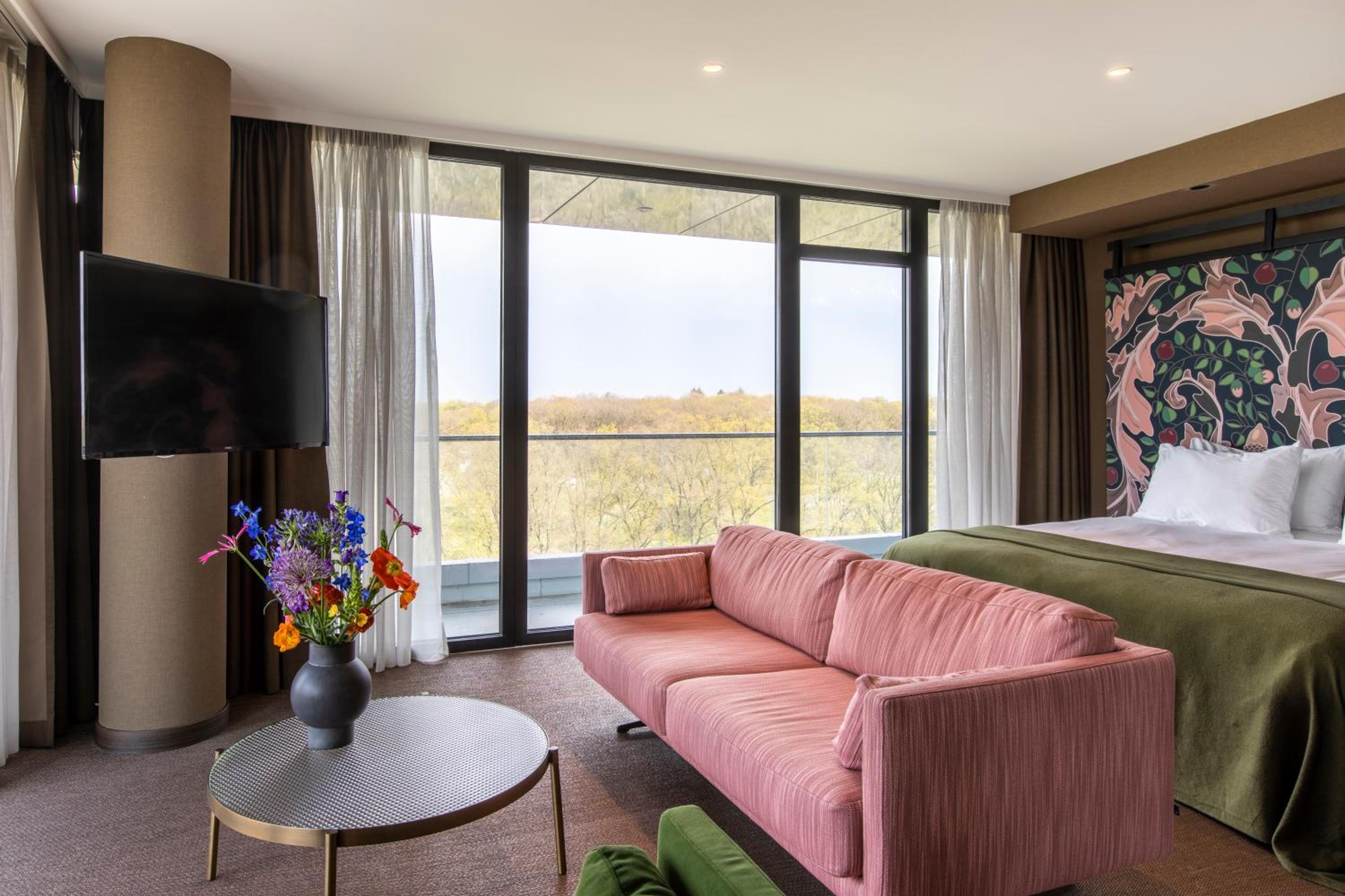 Suite with Hot Tub - Photo 4
