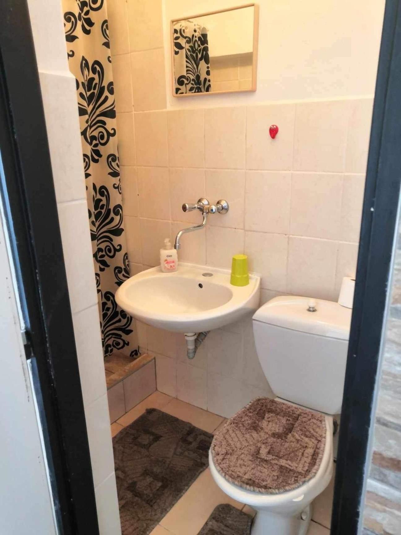 Twin Room with Private Bathroom - Photo 8