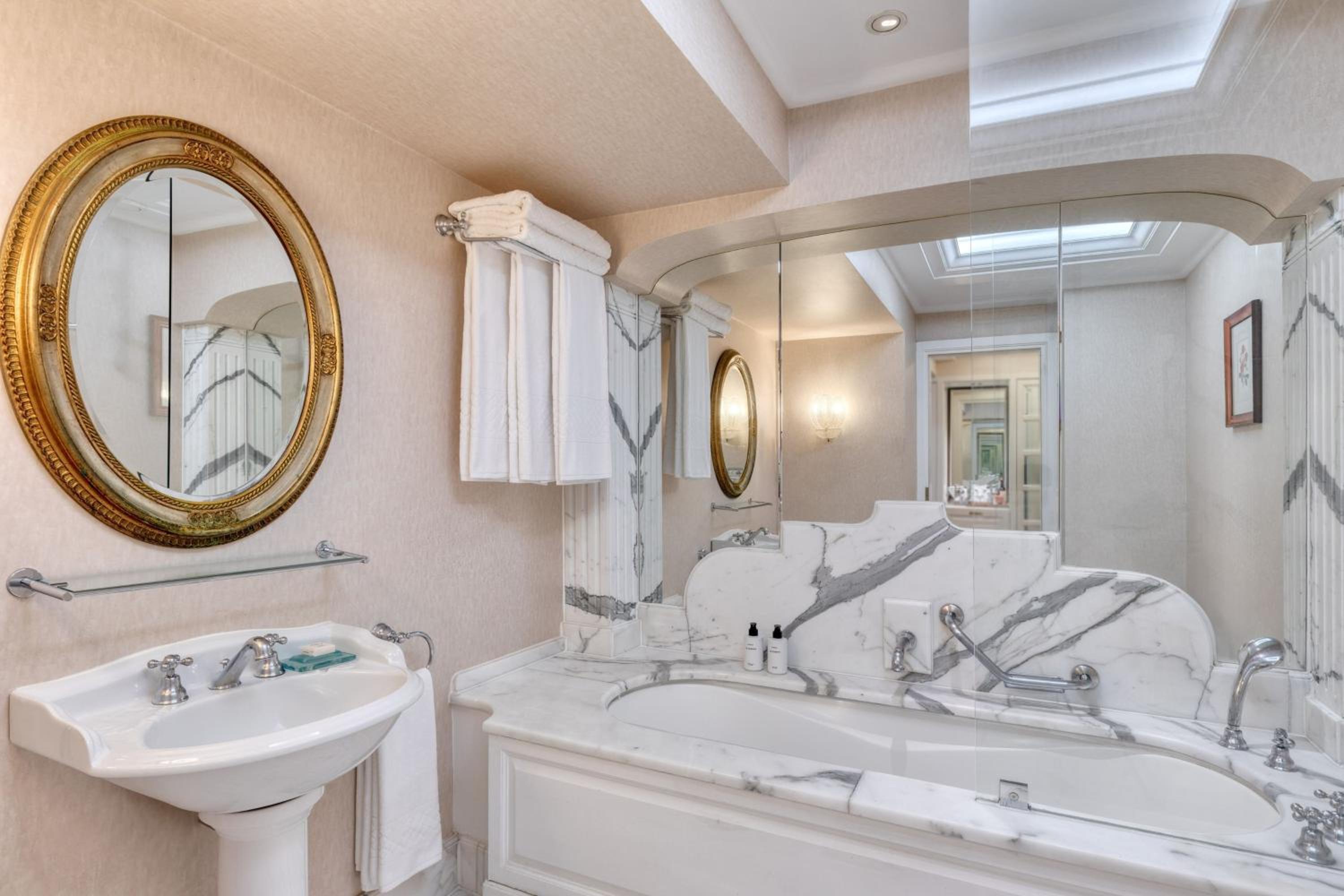 Deluxe Acropolis Guest room, 1 King, City view