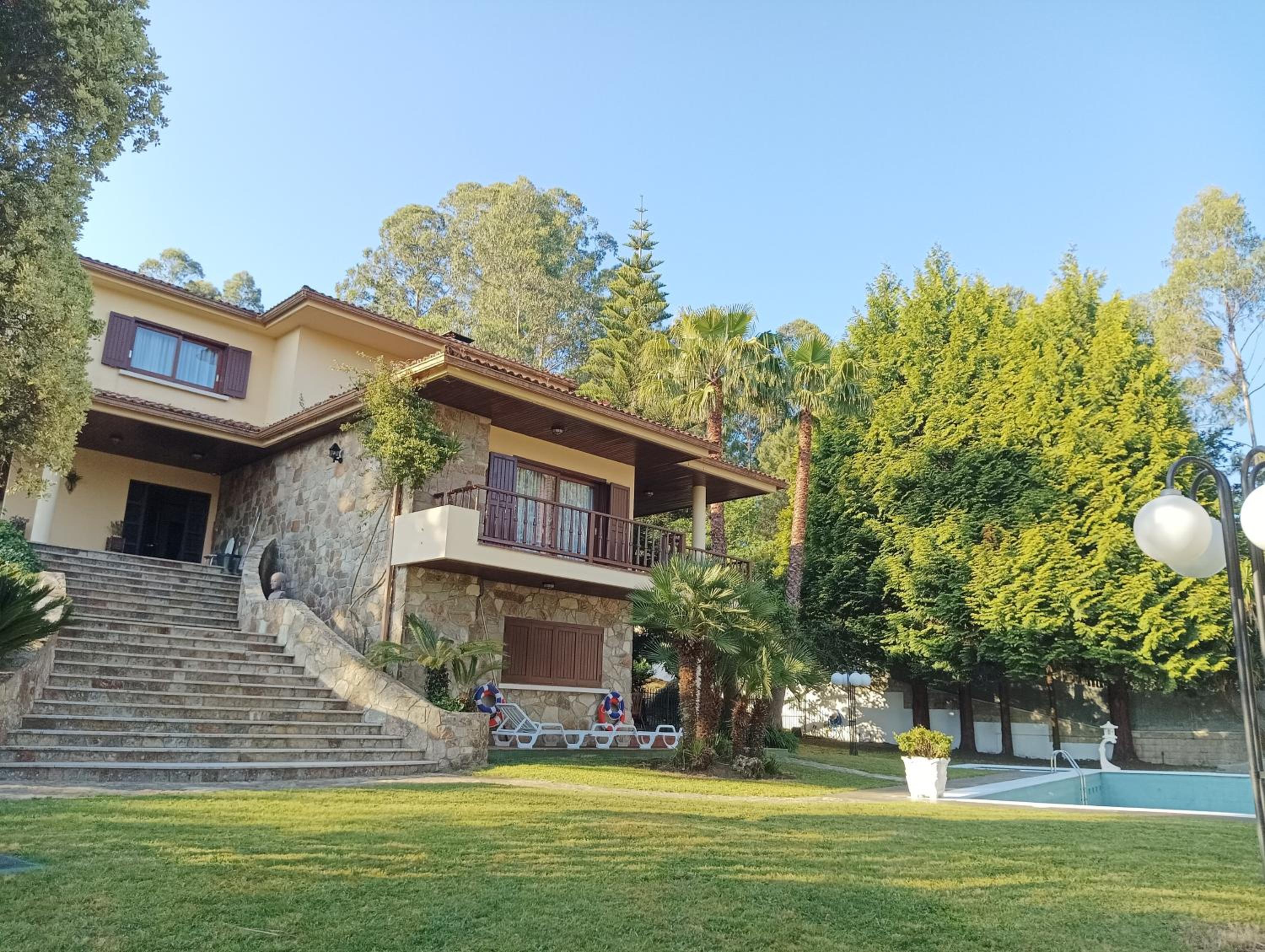 Five-Bedroom House photo 3
