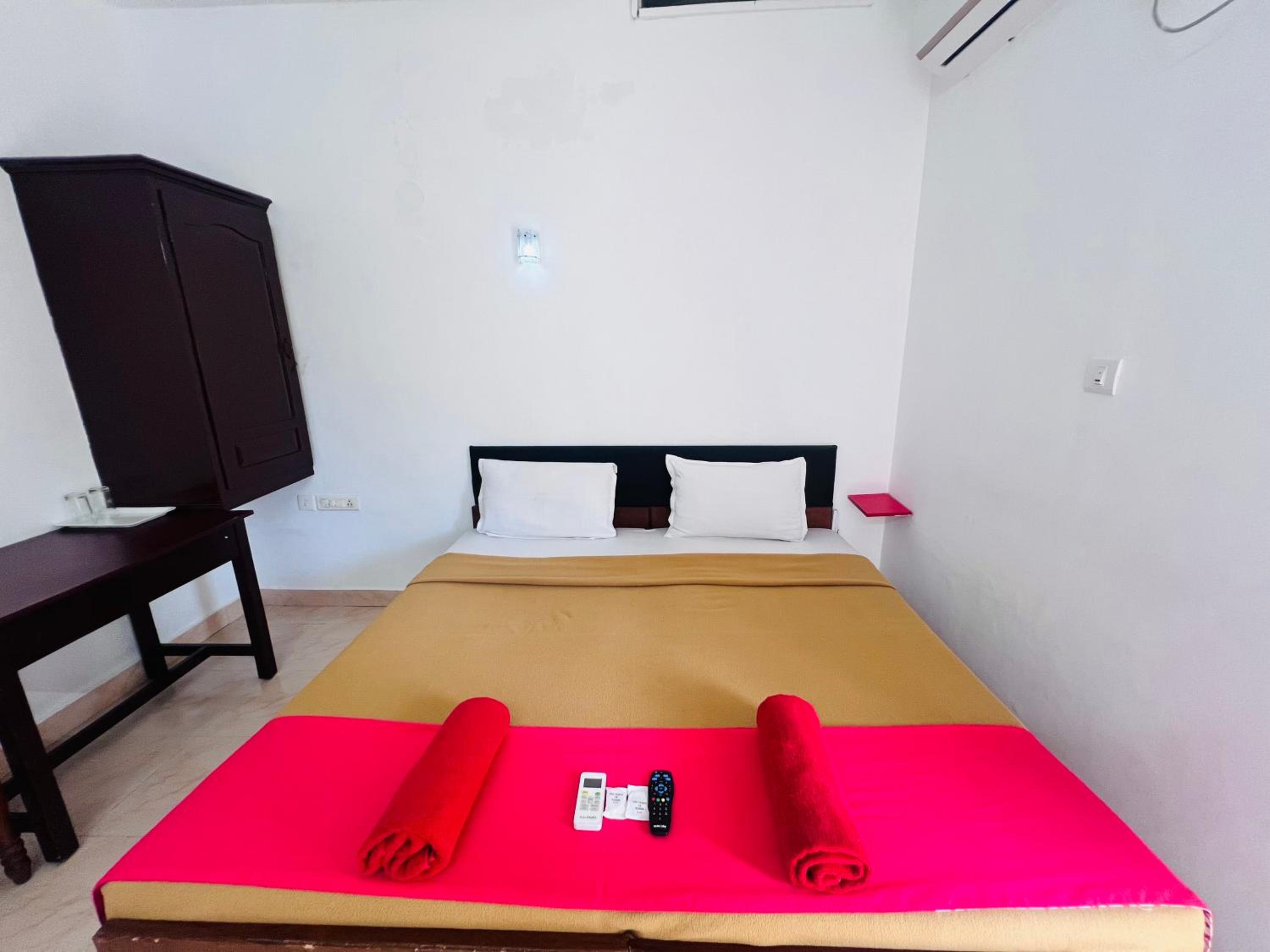Deluxe Double or Twin Room - Photo 12