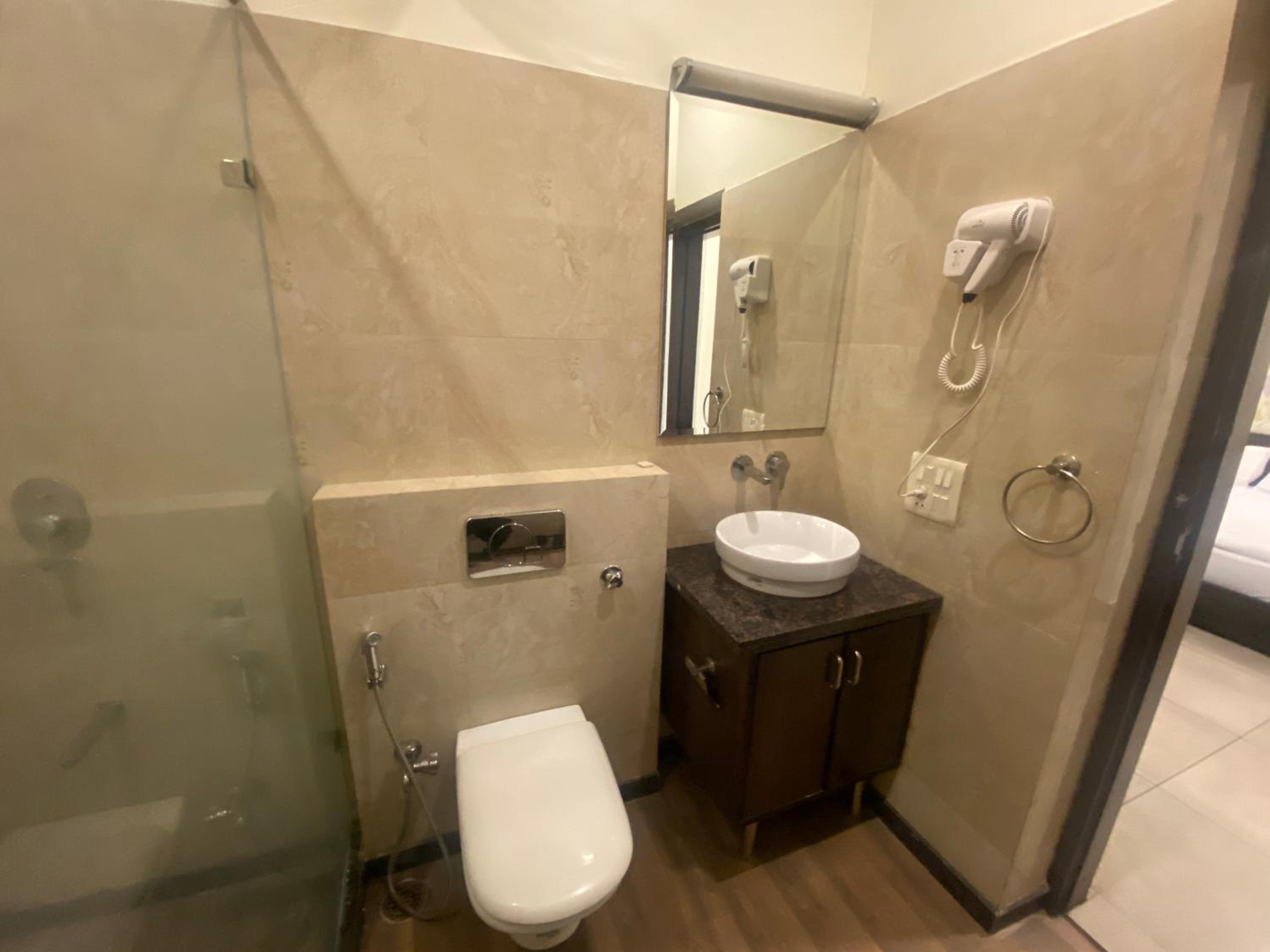 Deluxe King Room - Photo 21