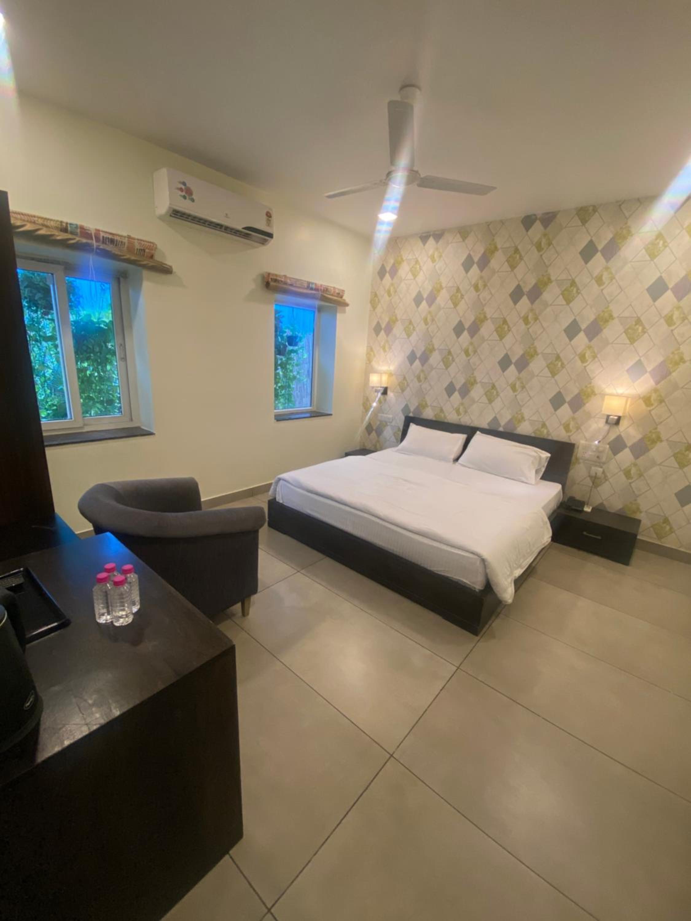 Deluxe King Room - Photo 19