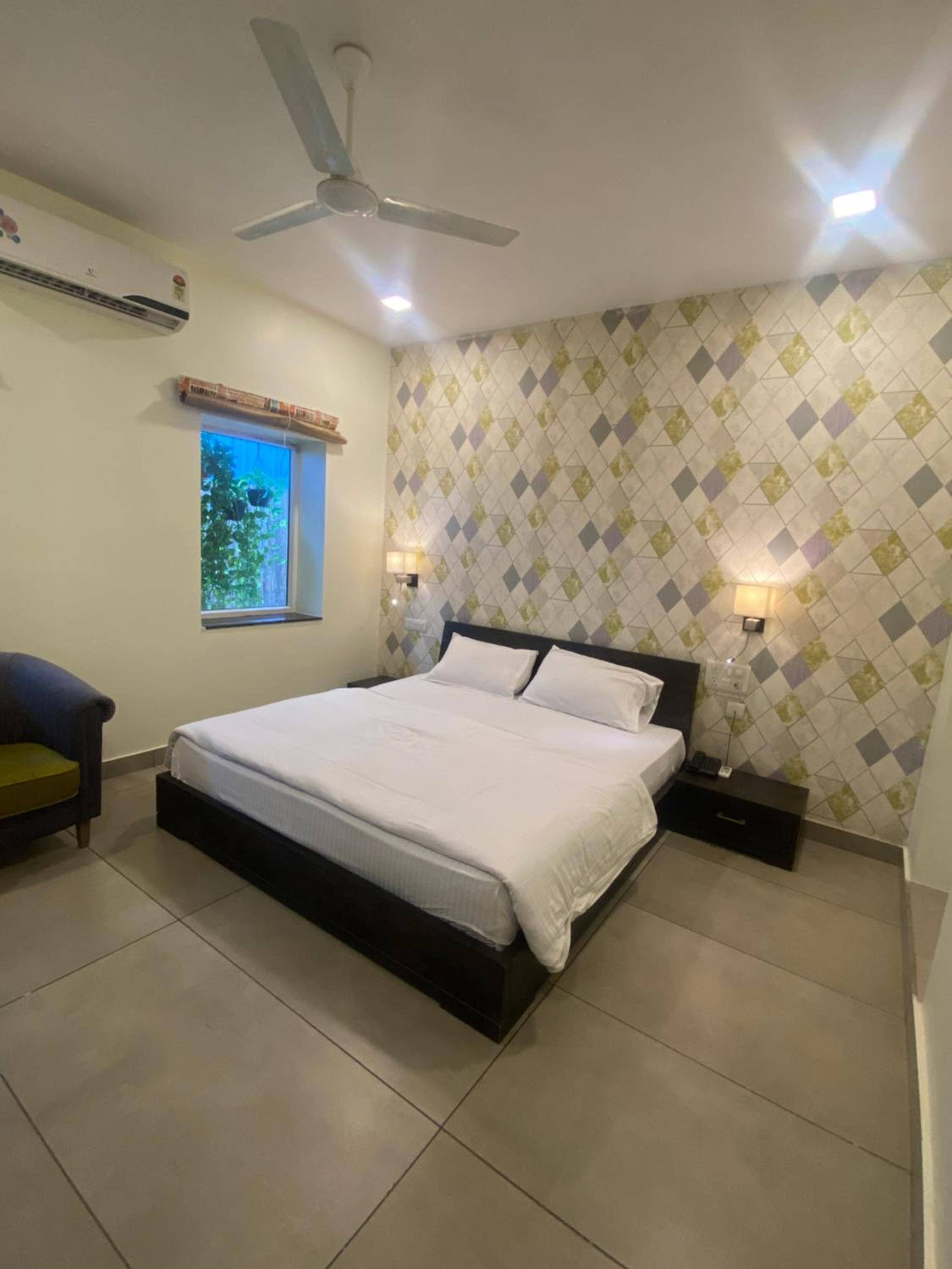 Deluxe King Room - Photo 18