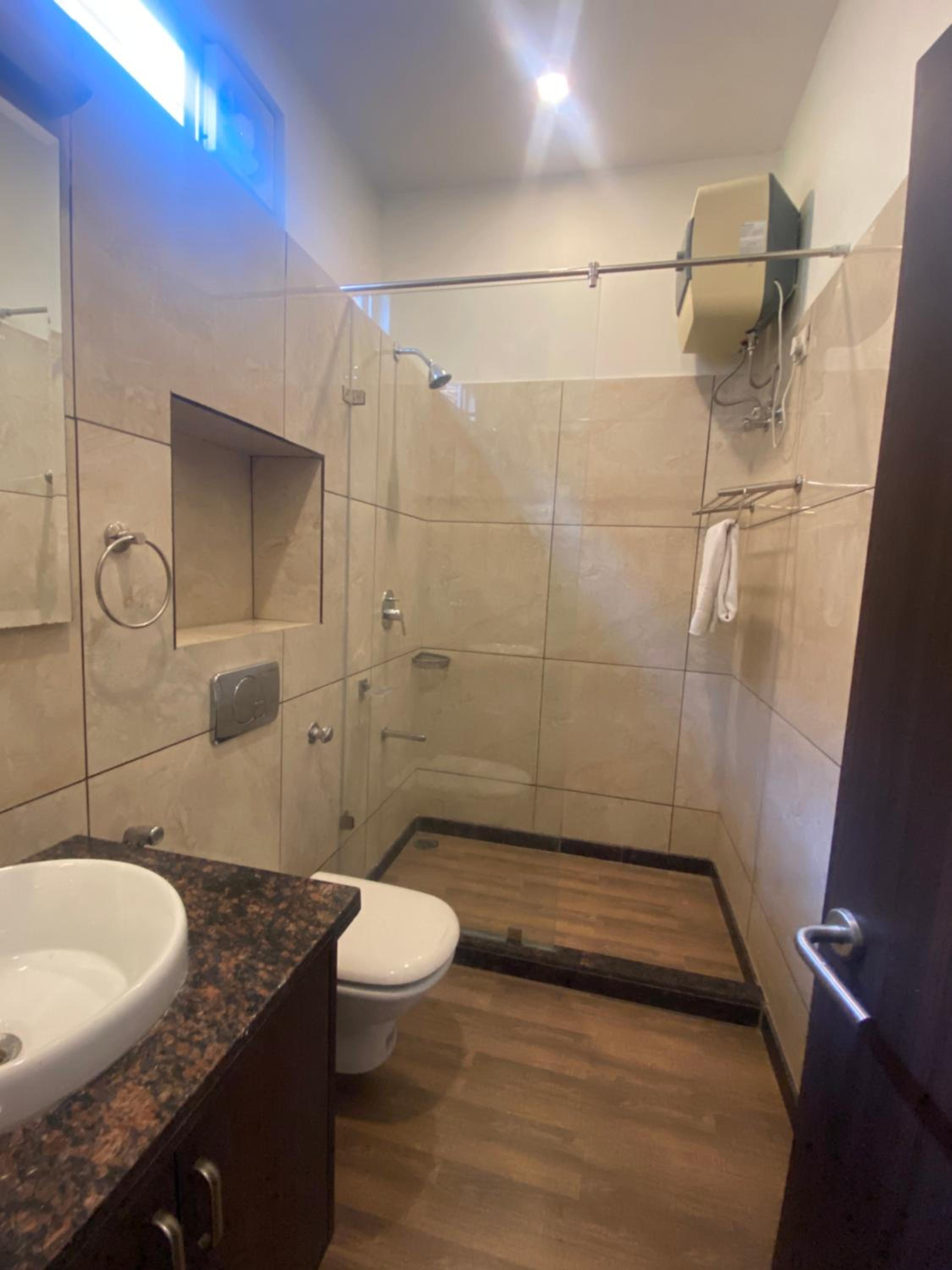 Deluxe King Room - Photo 10