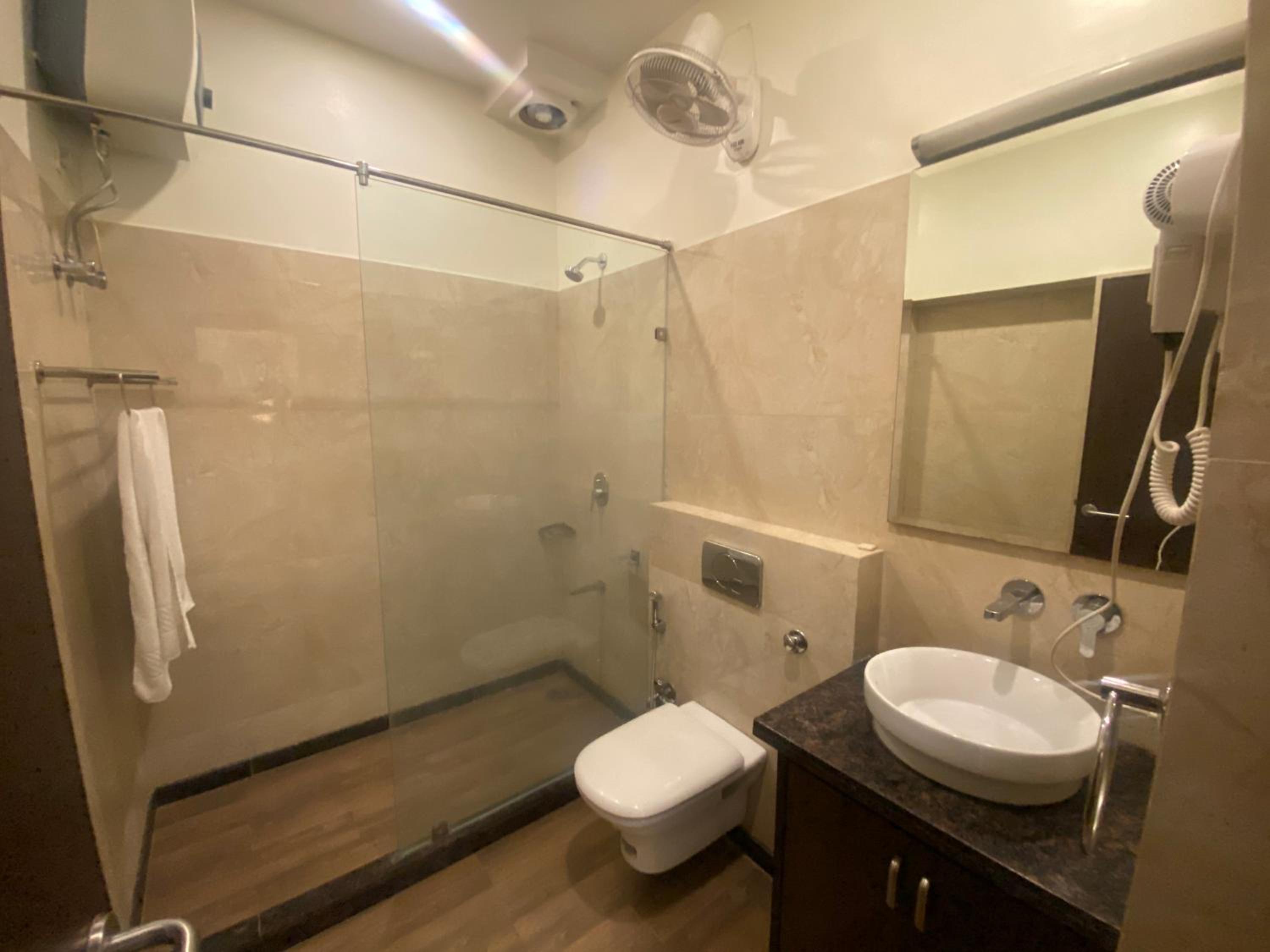Deluxe King Room - Photo 9