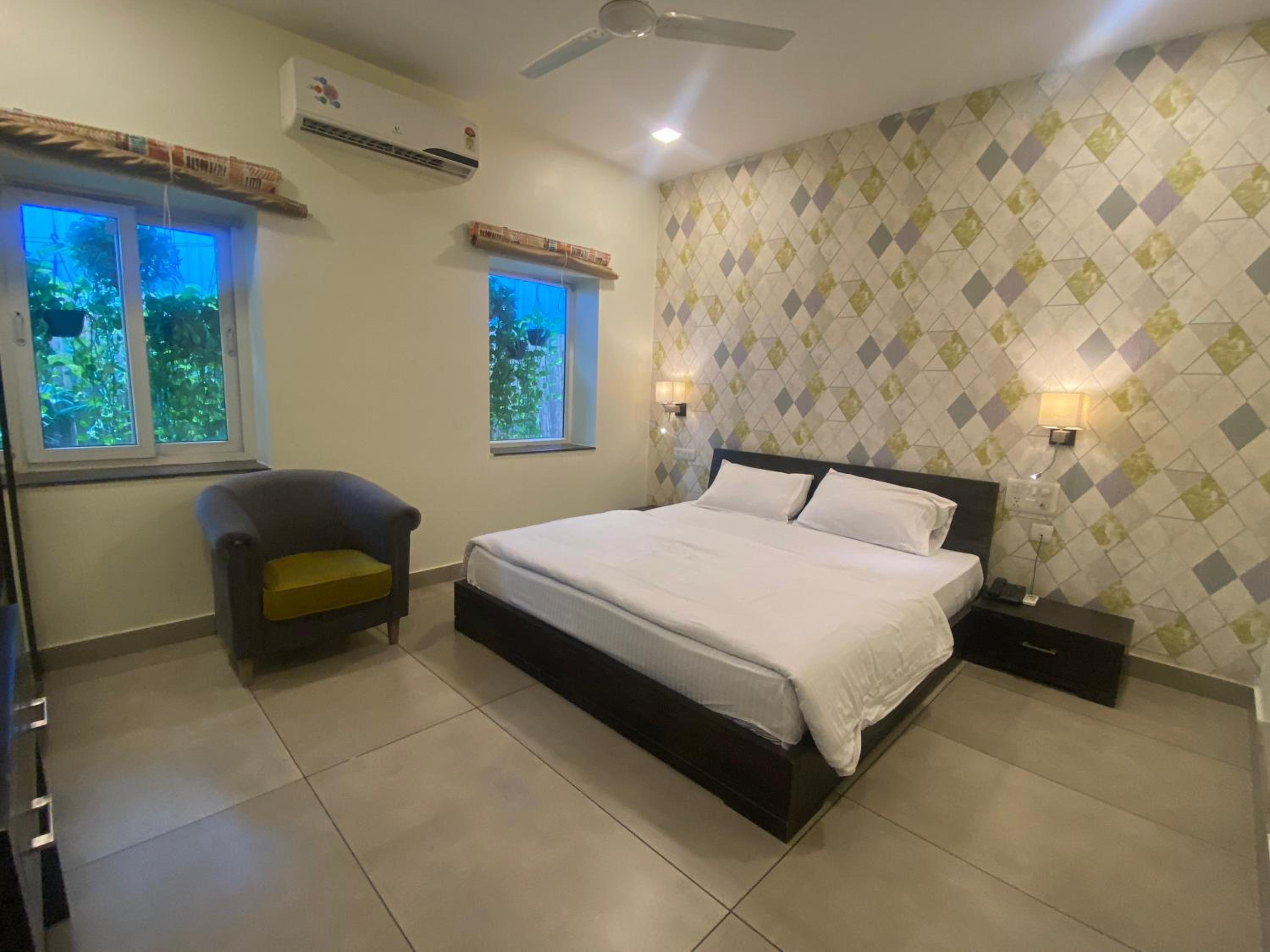 Deluxe King Room - Photo 8