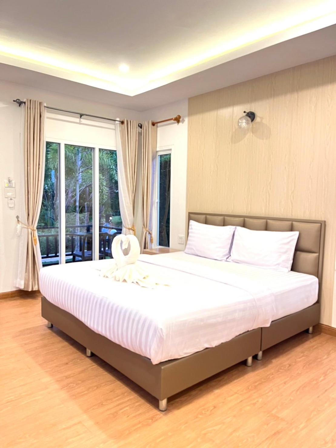 Deluxe Queen Room - Photo 11