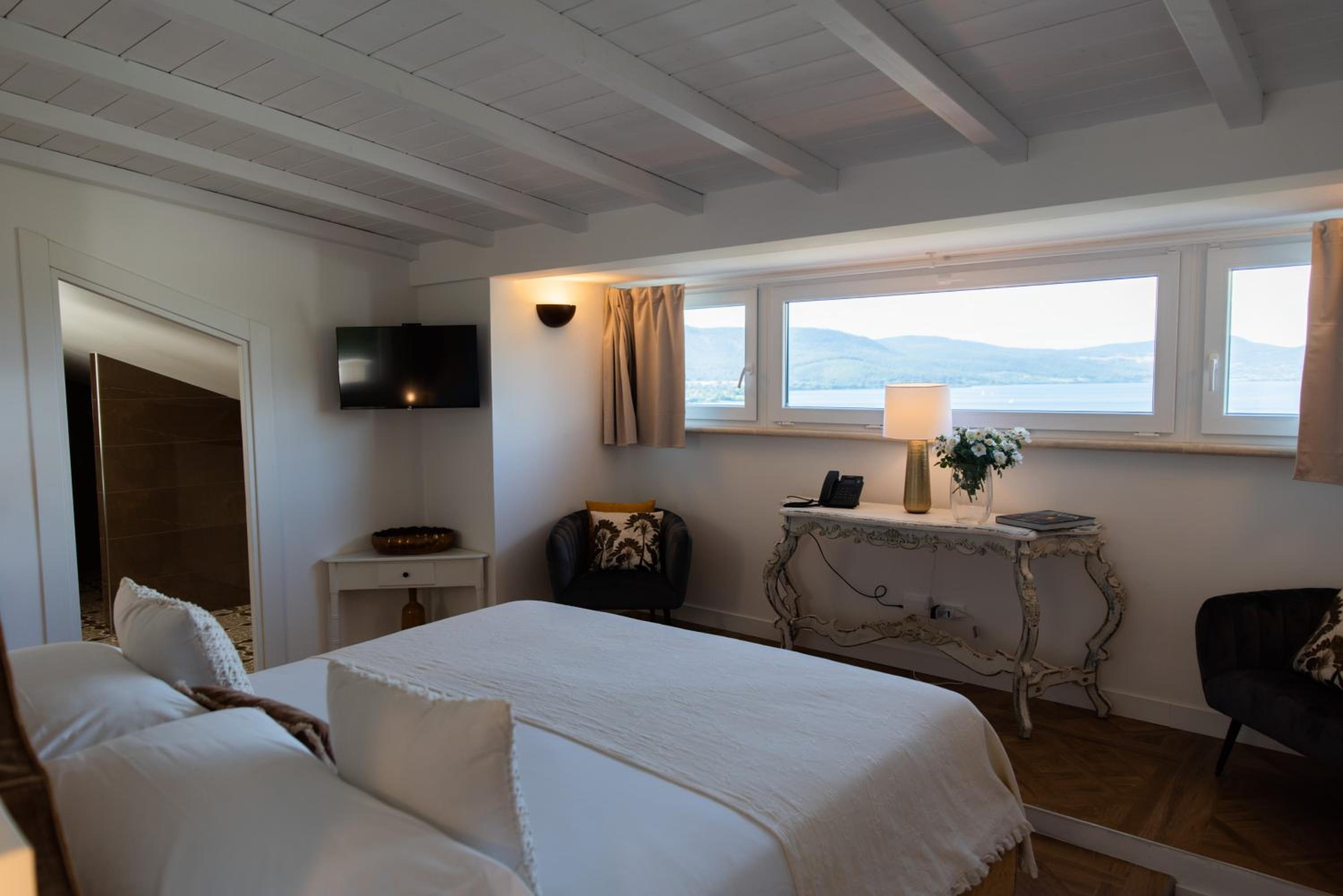 Deluxe Junior Suite photo 2