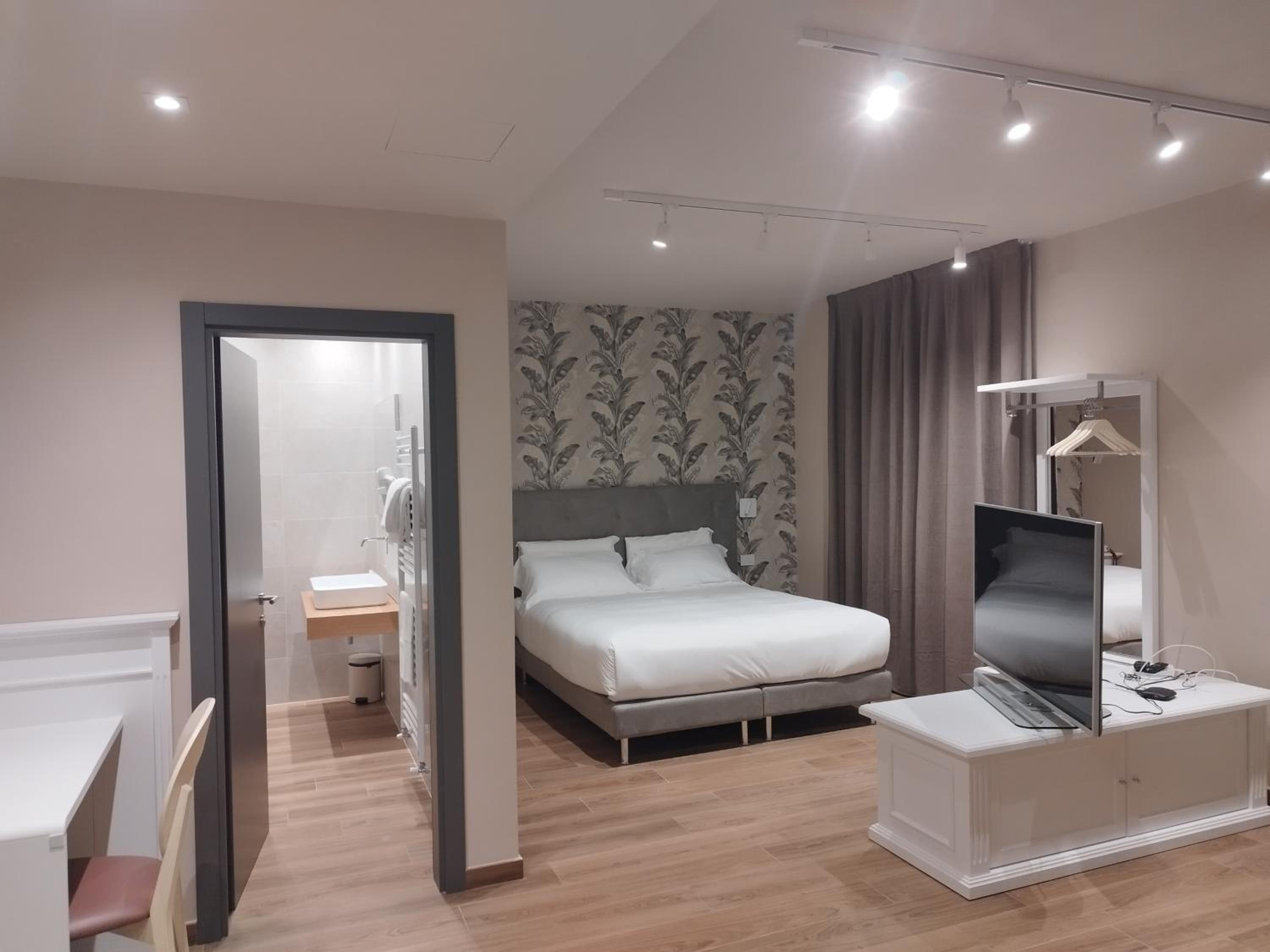 Suite - Photo 1