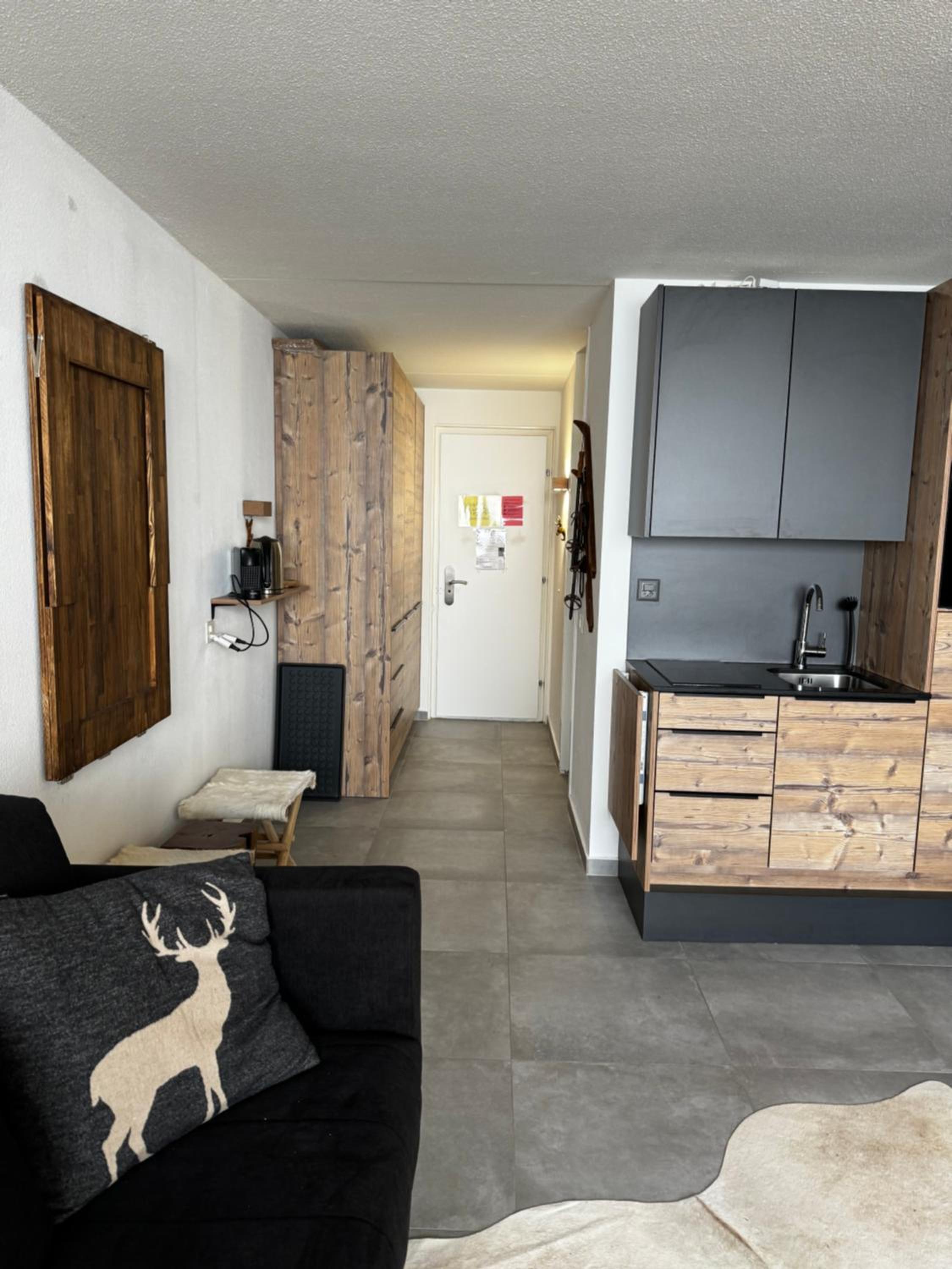 One-Bedroom Apartment photo 1