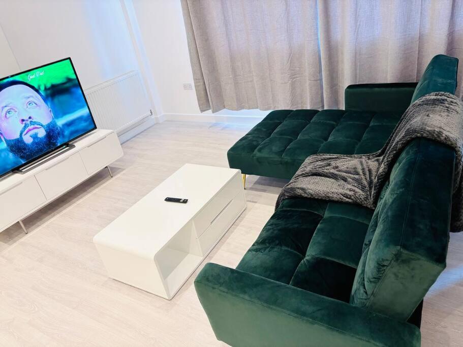 One-Bedroom Apartment photo 1
