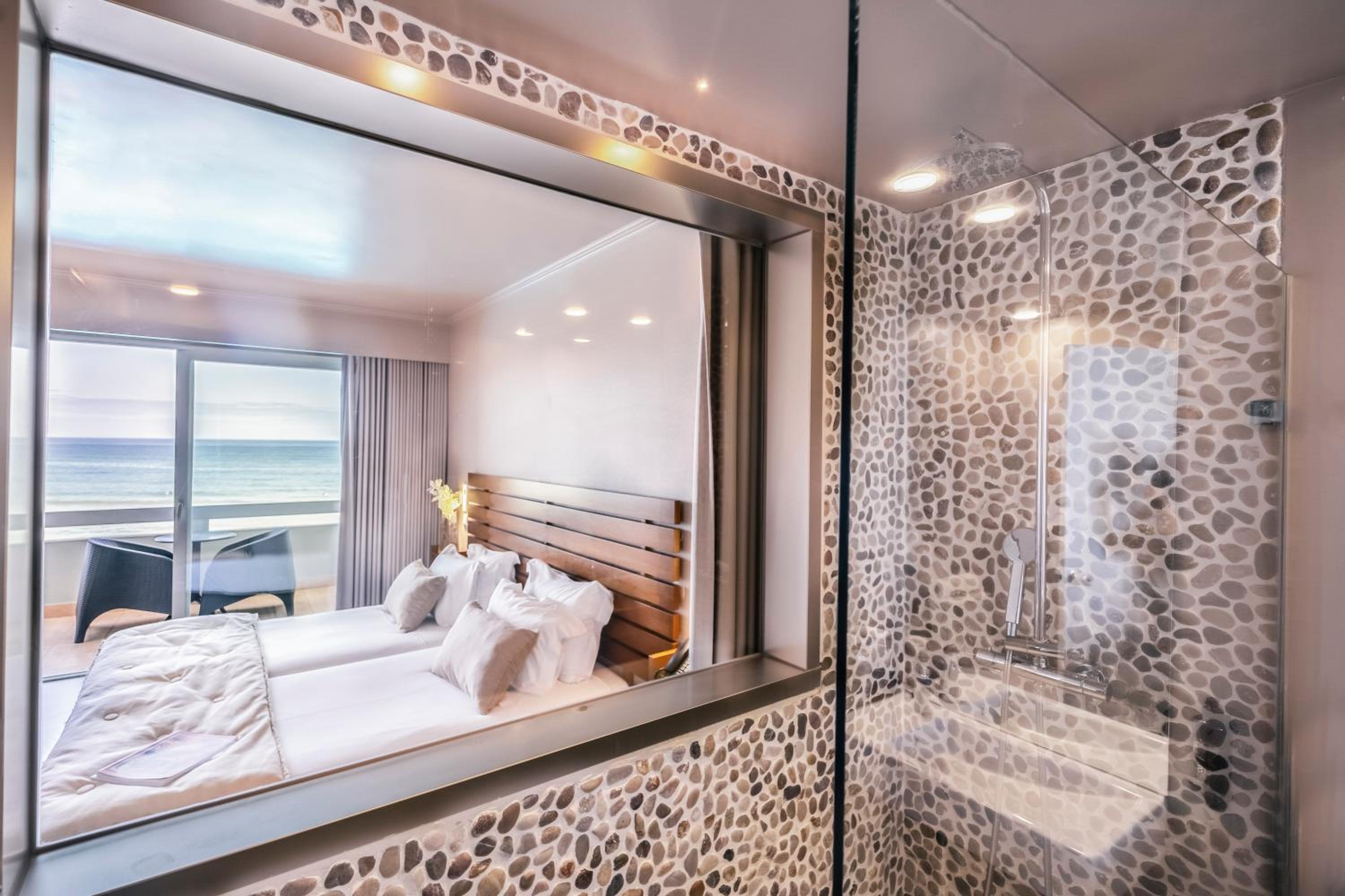 Family Room (4 Adults) with Balcony and Sea View - Photo 5