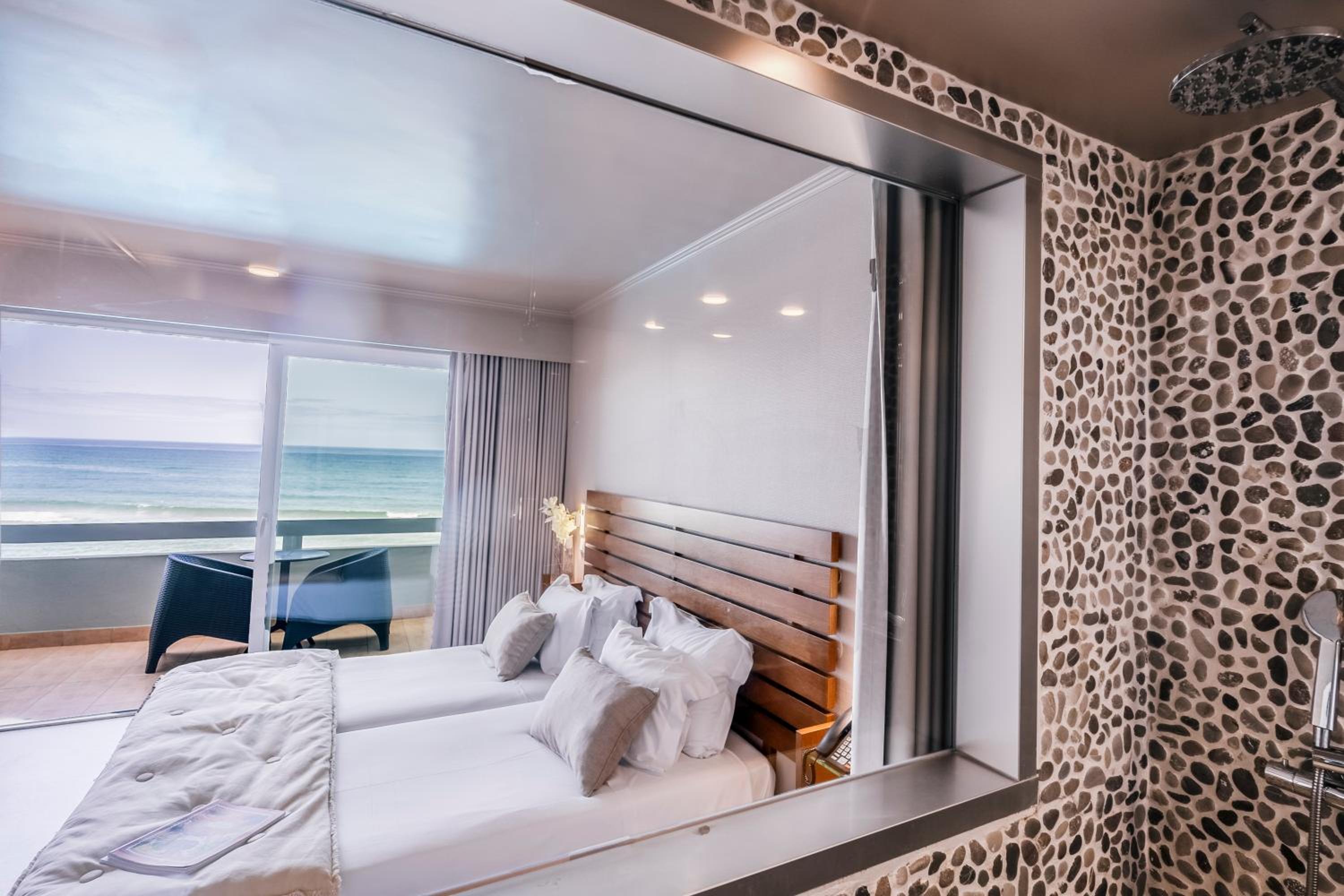 Family Room (4 Adults) with Balcony and Sea View - Photo 3