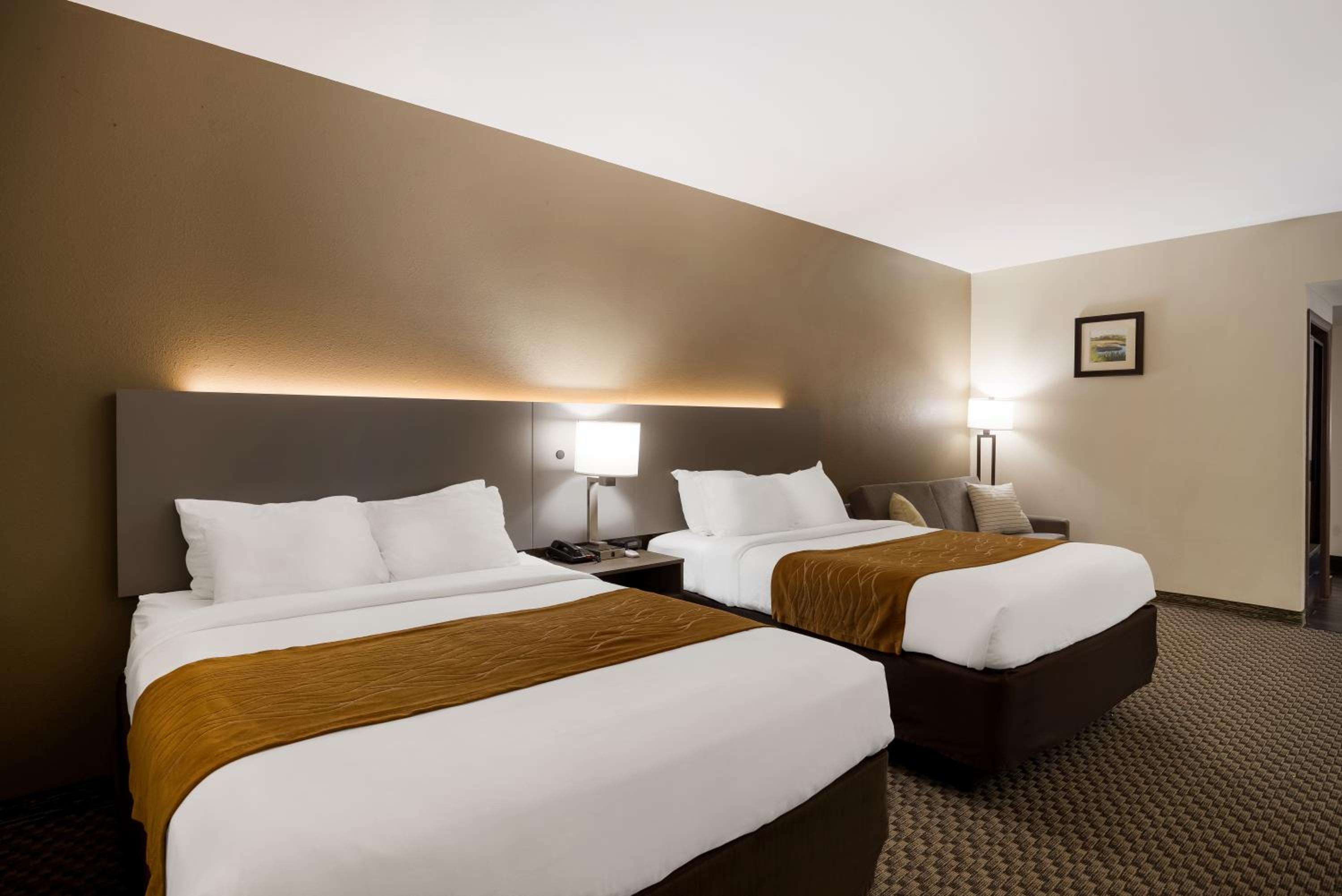 Queen Suite with Two Queen Beds - Non-Smoking photo 1