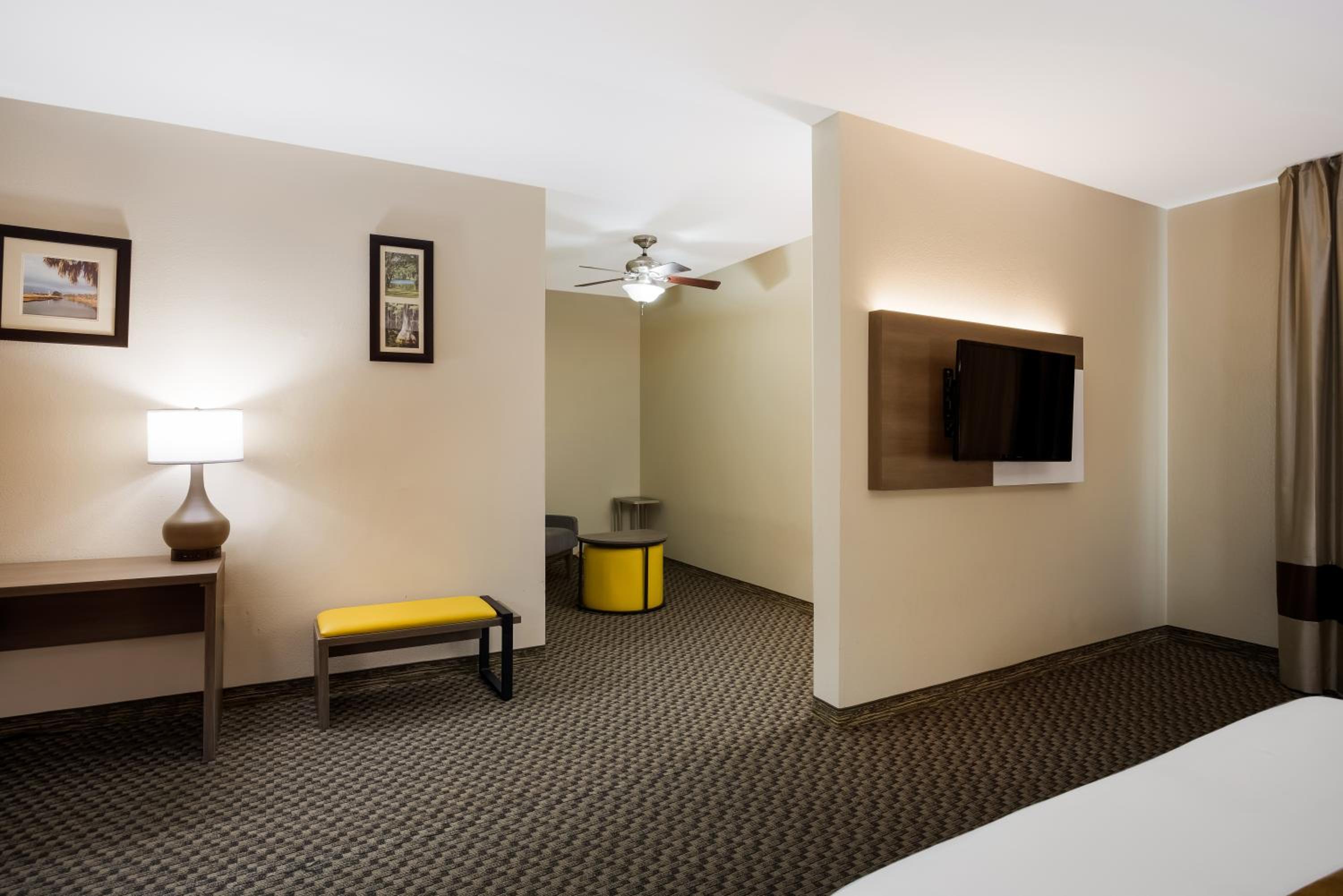 King Suite - Non-Smoking photo 2