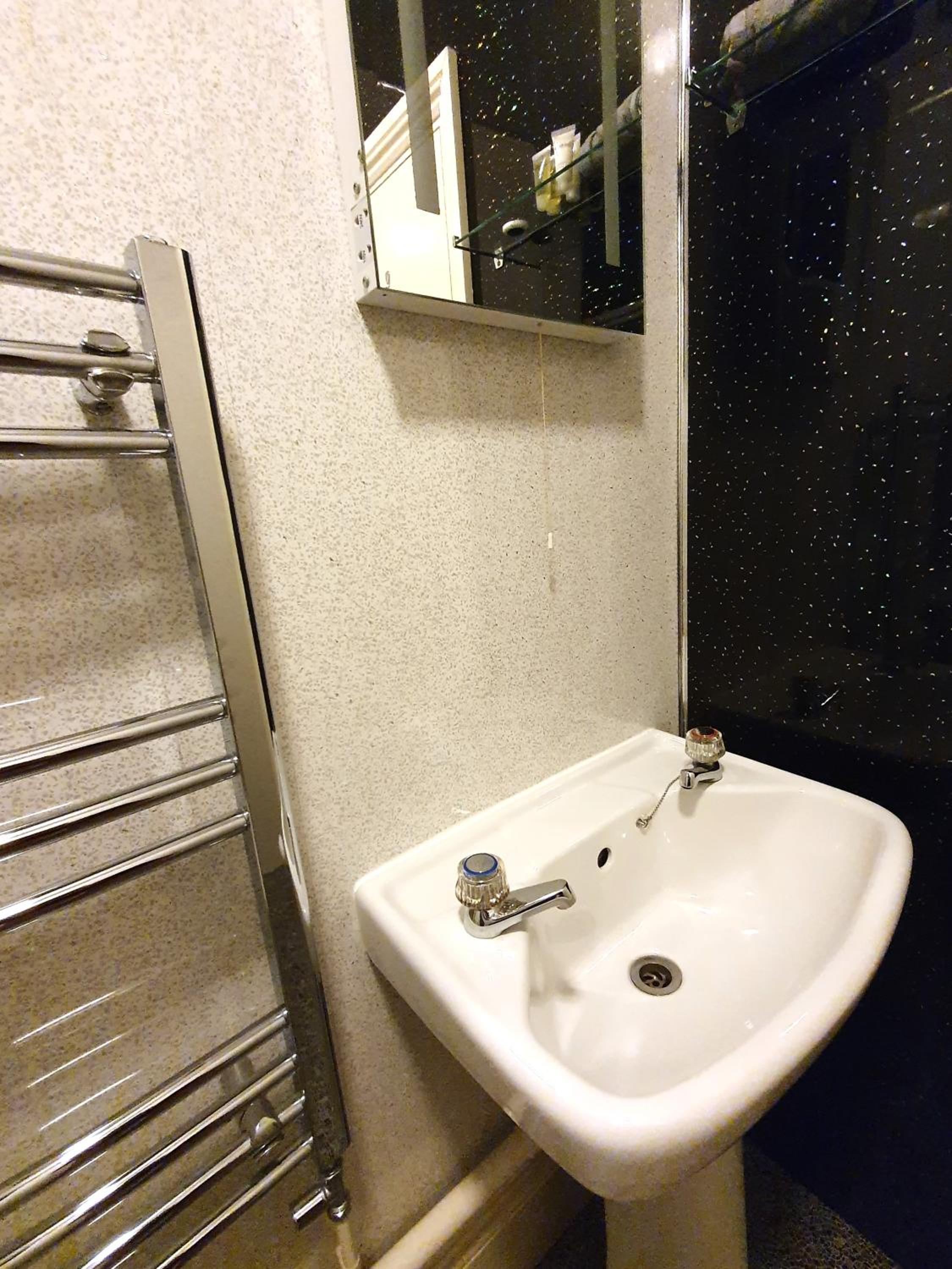 Standard Double Room with Fan - Photo 11