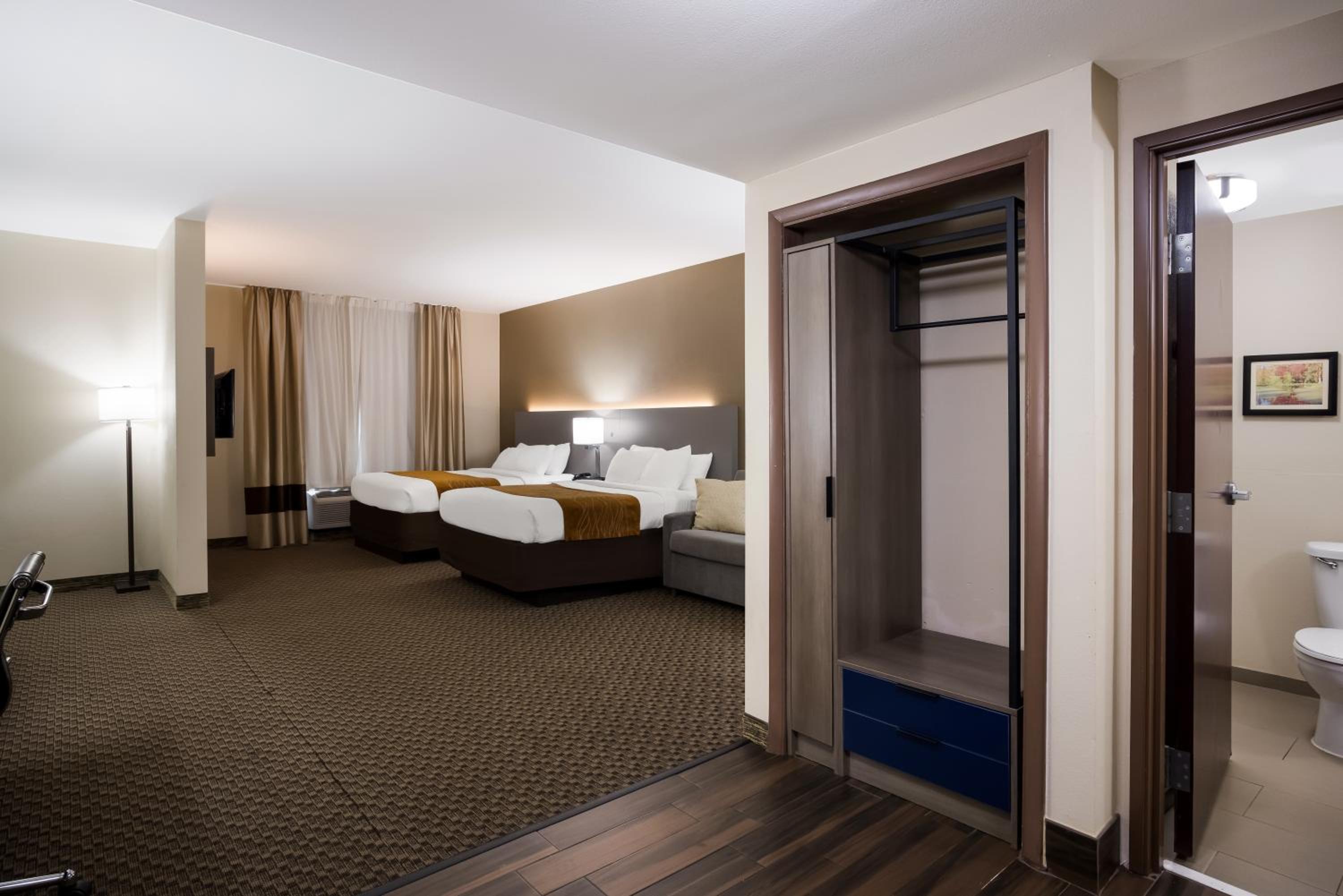 Queen Suite with Two Queen Beds - Non-Smoking photo 2