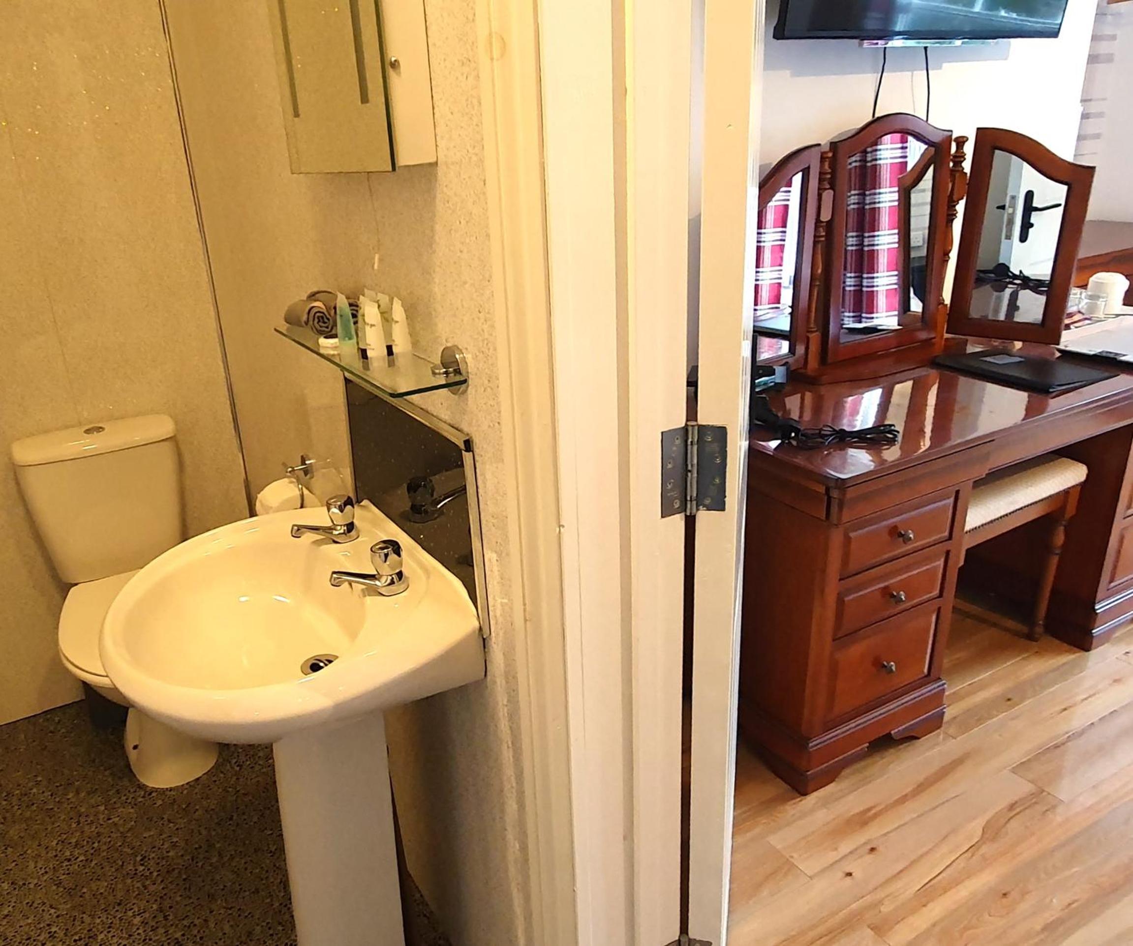 Superior King Room - Photo 10