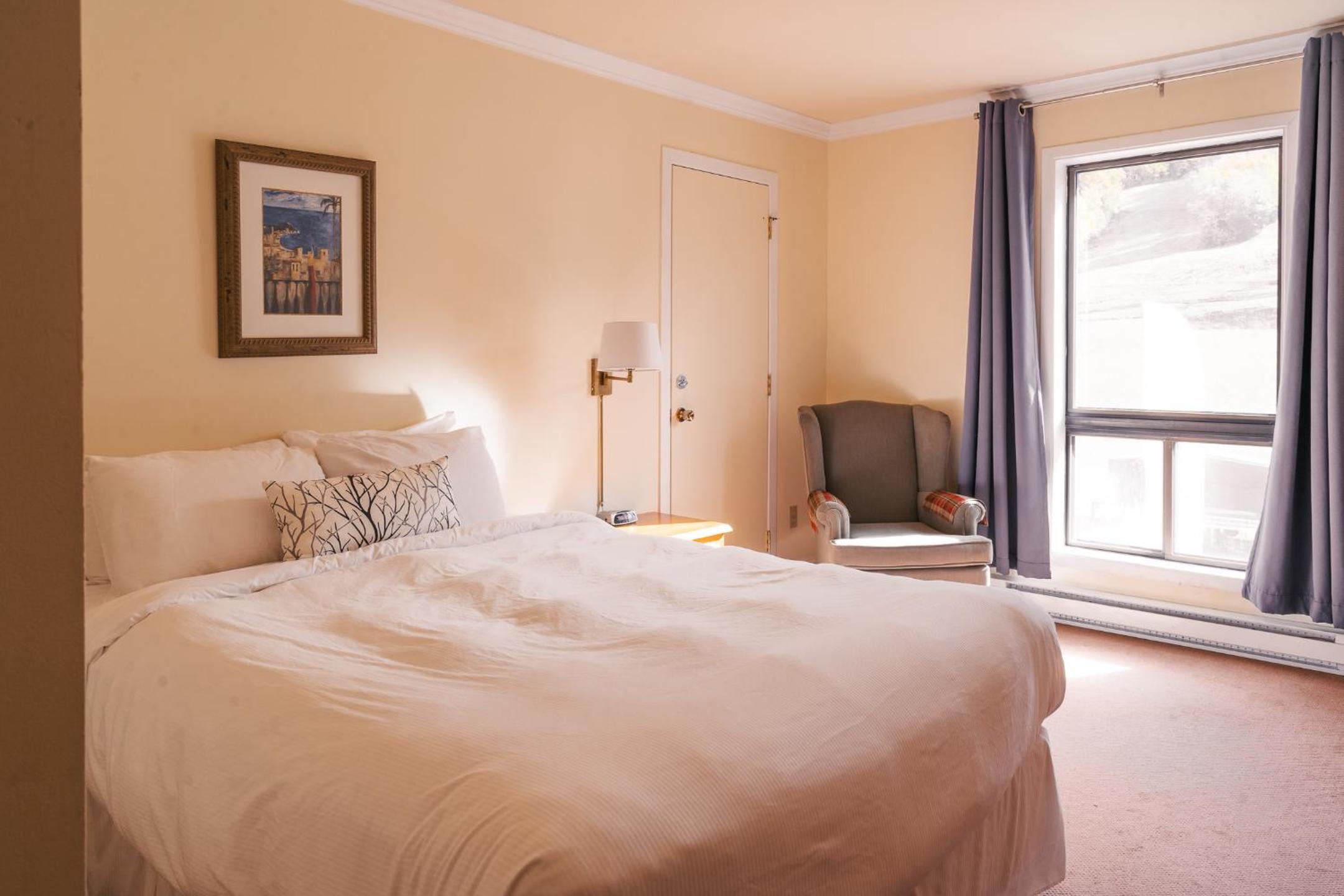 Room 218 with Mountain View, Ski and Out