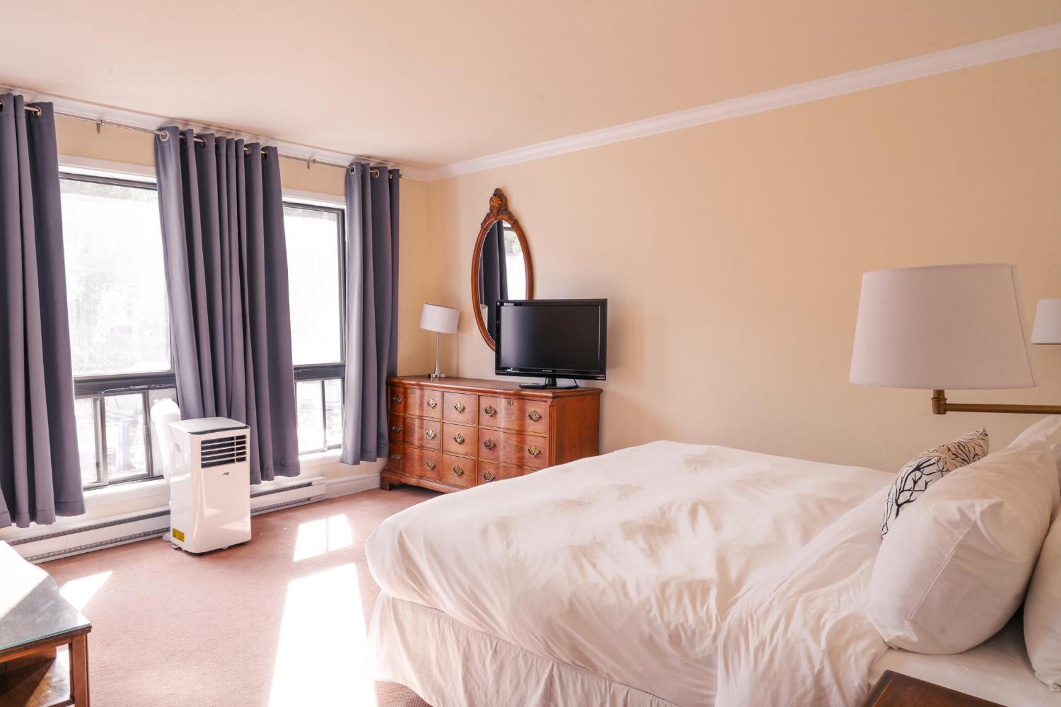 Room 214 with Mountain View, Ski and Out