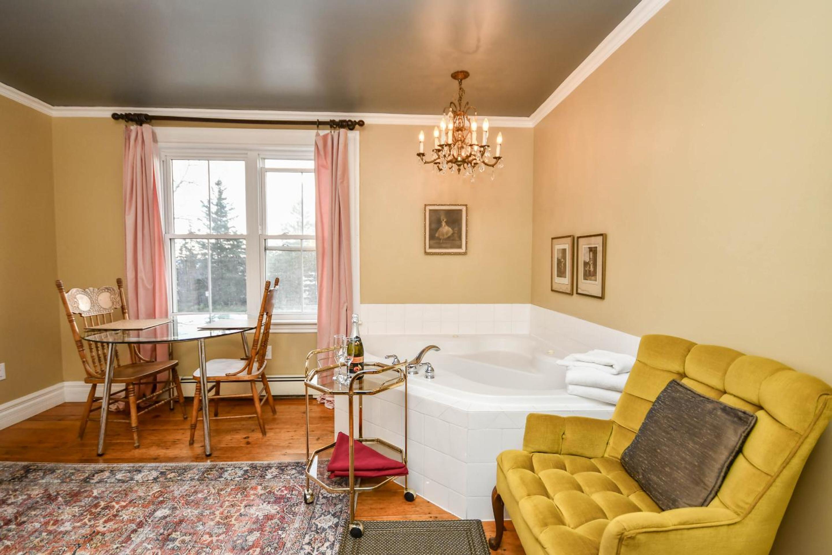 Deluxe Suite - Photo 7