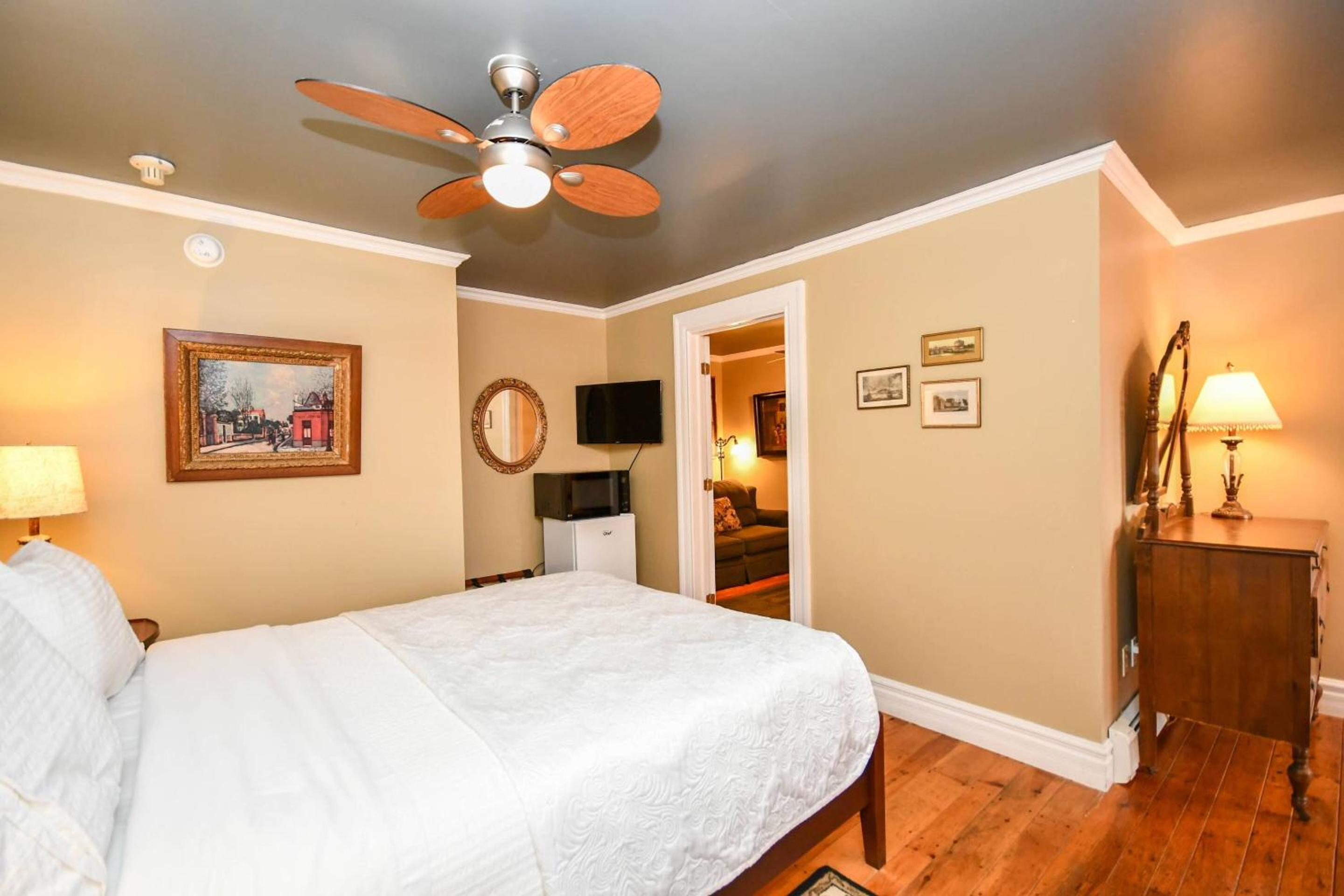 Deluxe Suite - Photo 10