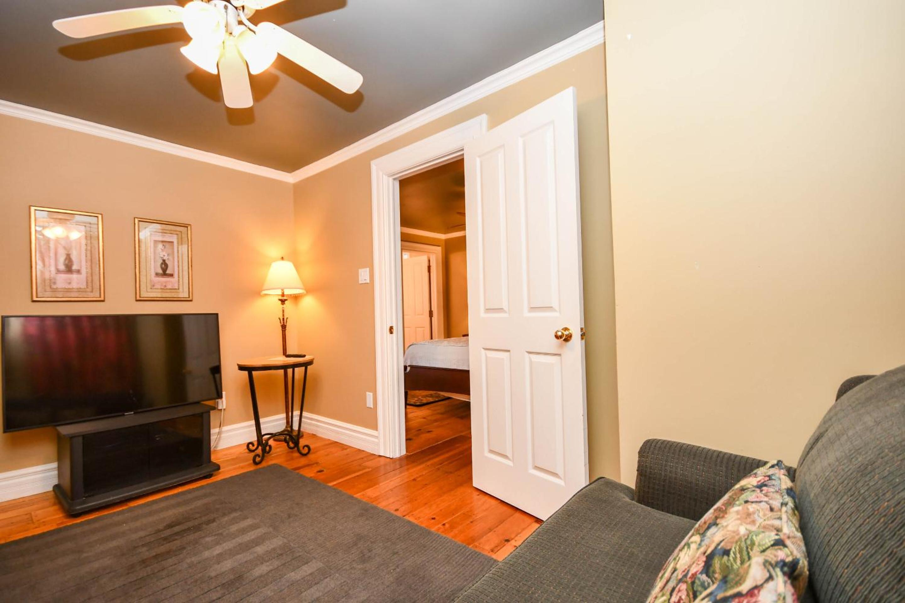 Deluxe Suite - Photo 11