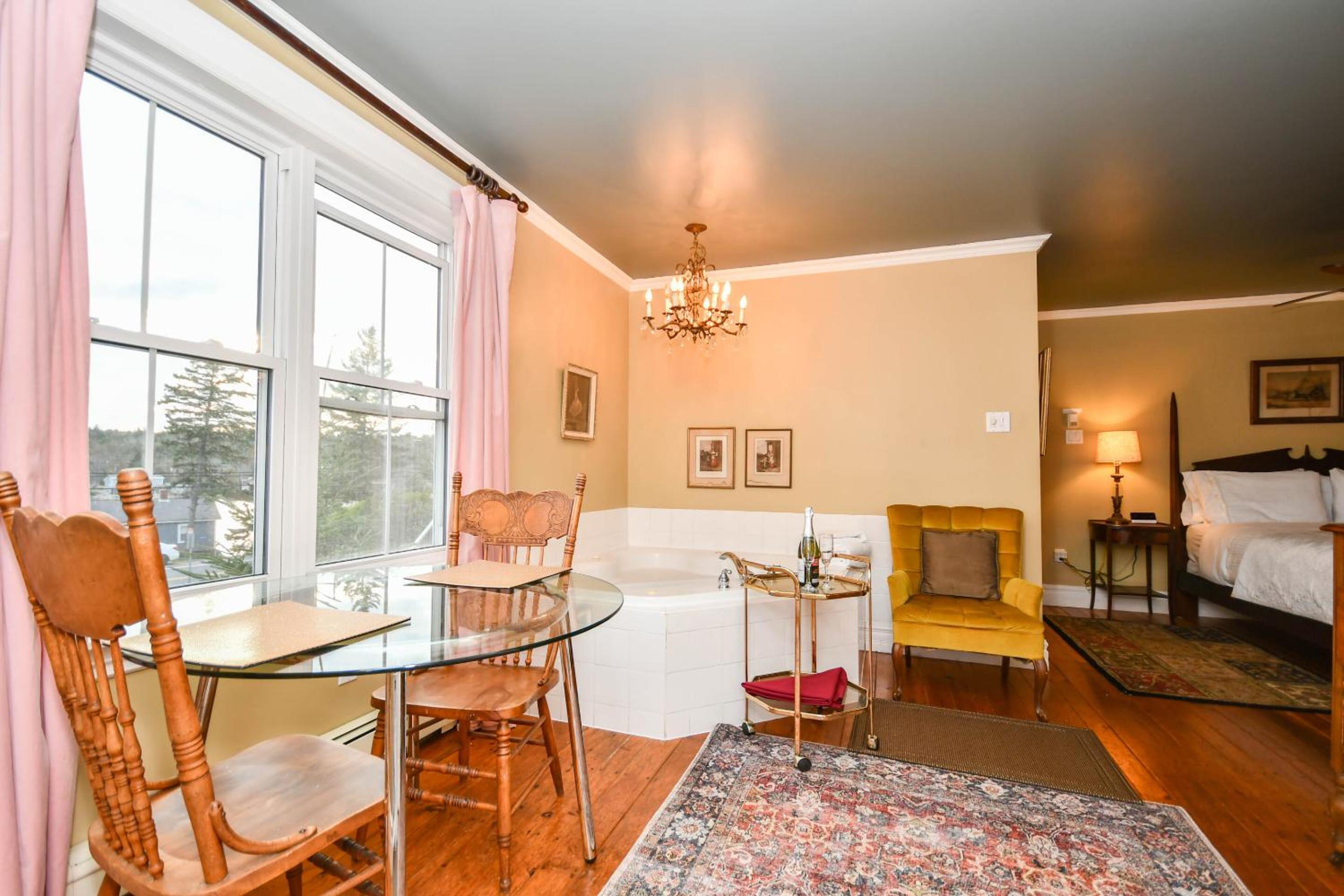 Deluxe Suite - Photo 6