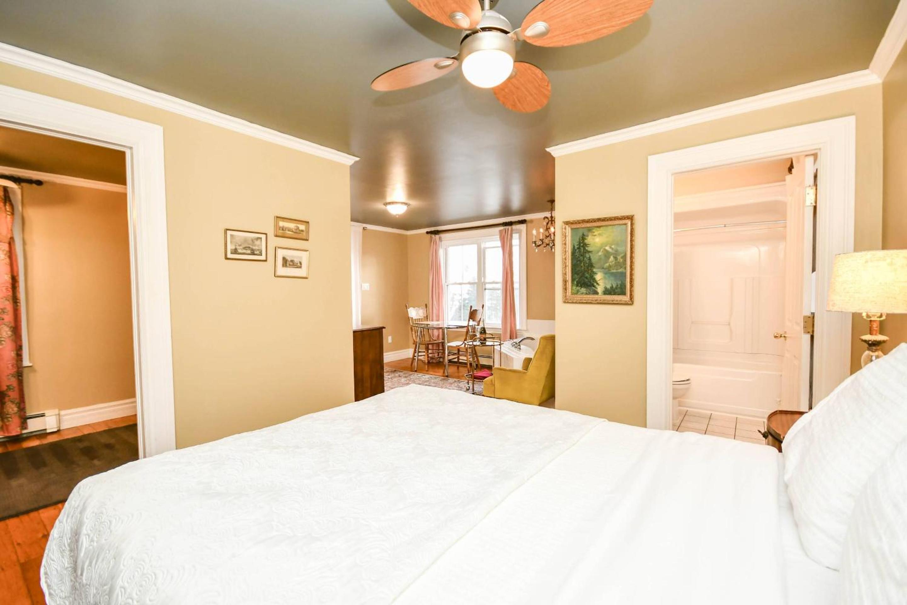 Deluxe Suite - Photo 5