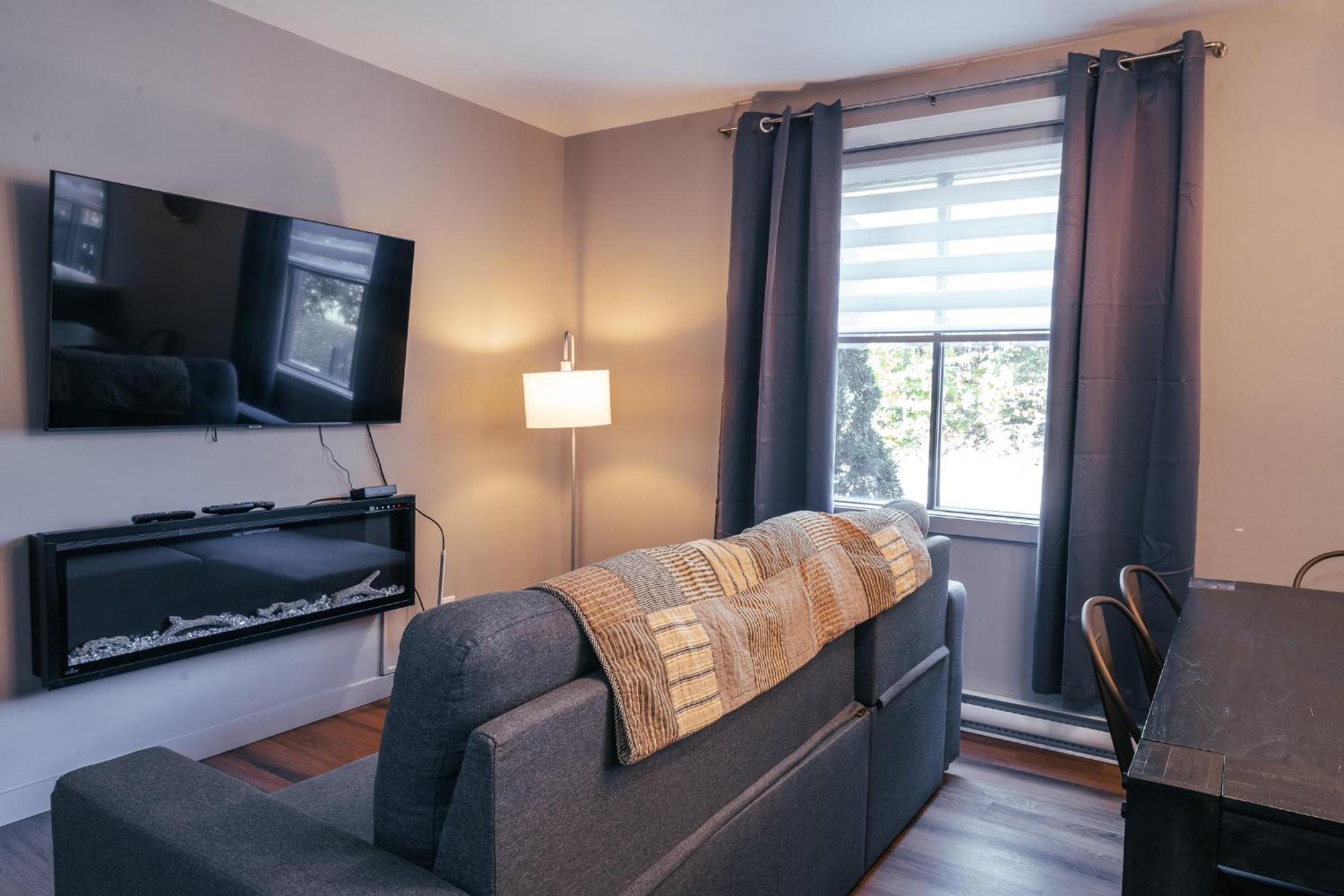 Mid-Mountain Two Bedroom Apartment (101), Ski in and Out